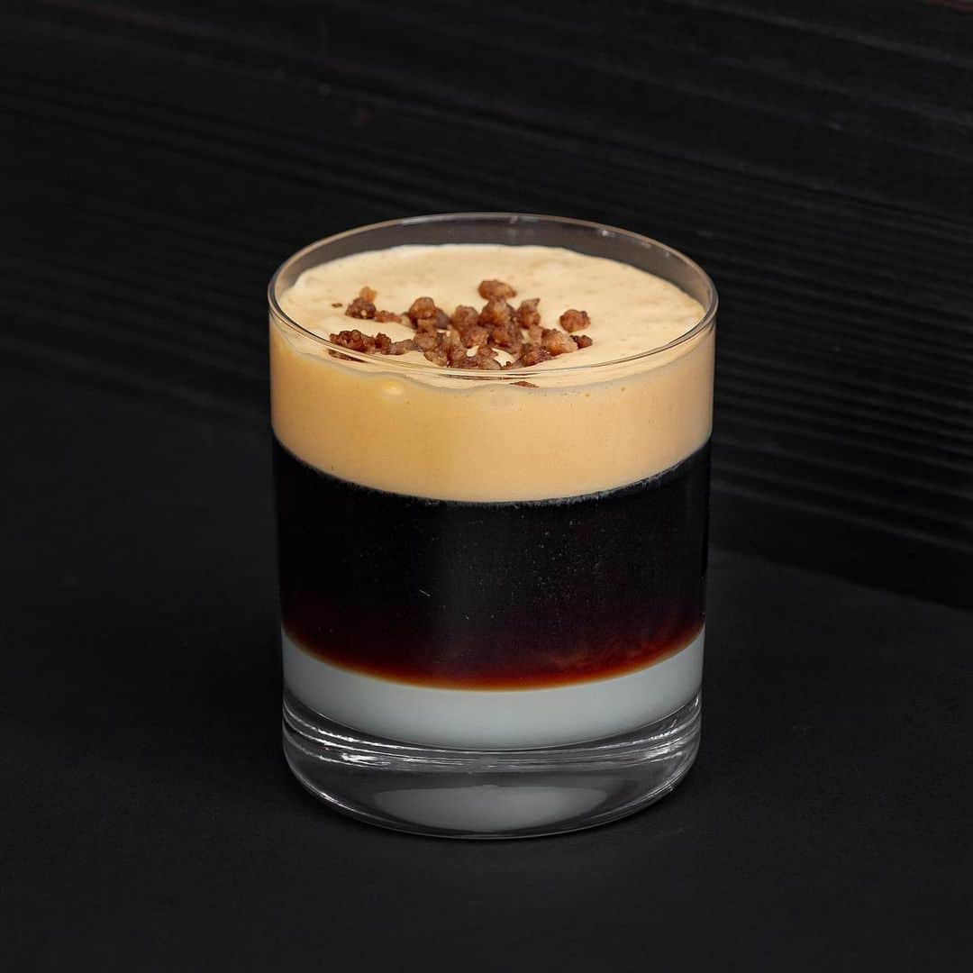 のインスタグラム：「ラウンジバーTRUNK(LOUNGE)では、春のシーズナルメニューとして「Egg Coffee」を提供。⁣ ⁣ たっぷりの卵黄で作った濃厚なカスタードクリームをコールドブリューコーヒーにのせており、コクのあるカスタードクリームの甘さとコーヒーの苦みがマッチする新ドリンクです。⁣ コーヒーは、渋谷区富ヶ谷に焙煎所を持つコーヒーショップ「ROSTORO JAPAN」の豆を使用しています。⁣ ⁣ ⁣ #trunkhotel #ブティックホテル #boutiquehotel⁣ #trunklounge #design #coffee #spring⁣ #桜 #lounge #egg #コーヒー #cafe⁣ #tokyo #shibuya #omotesando」