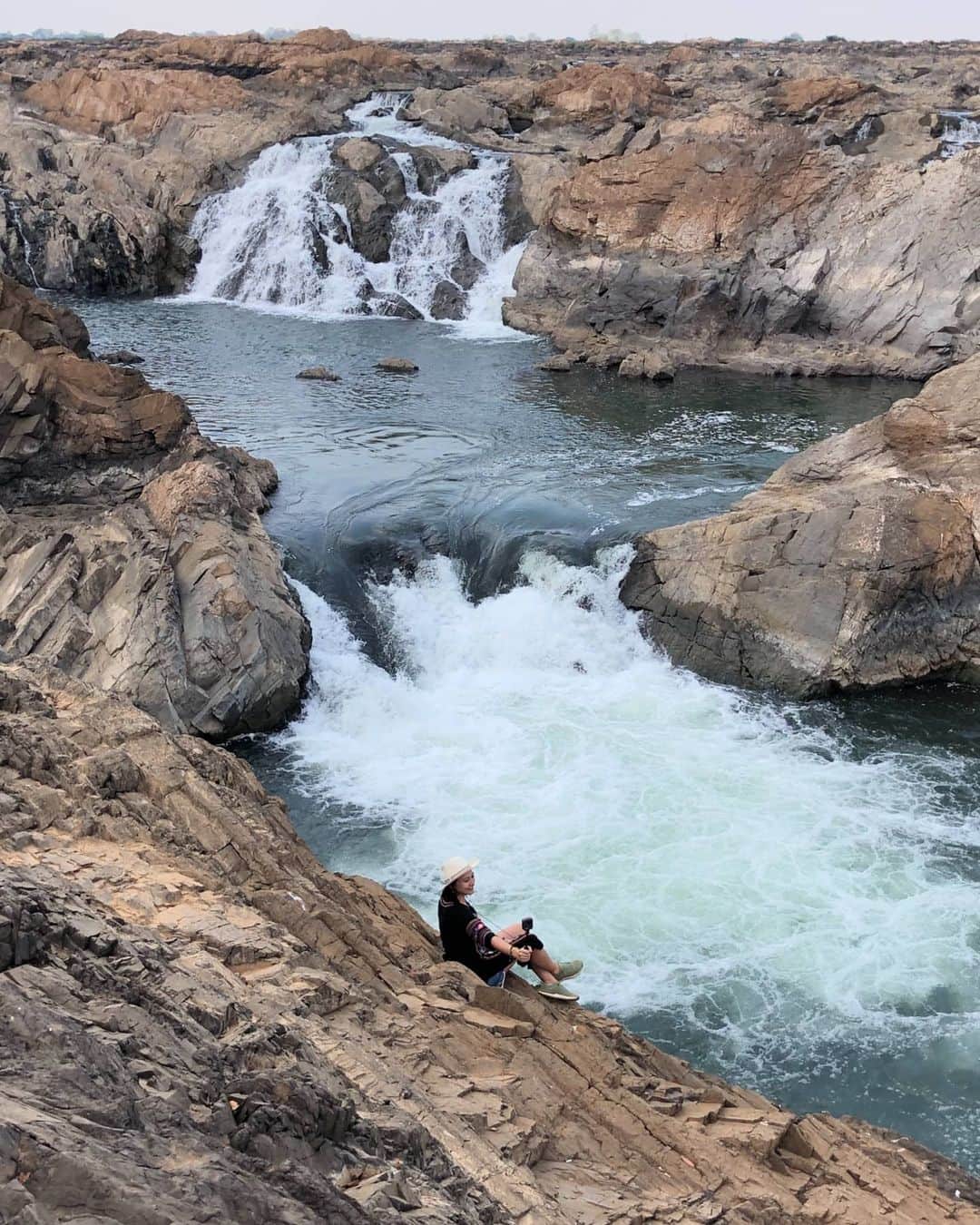芳美リンさんのインスタグラム写真 - (芳美リンInstagram)「﻿ #ラオスとの国境　にある壮大な滝！﻿ #ソピアミット滝﻿ ﻿ Sopheakmit Waterfall﻿ ﻿ なかなかスリリングでした。﻿ ﻿ ﻿ ﻿ ラオス側の滝は、﻿ #コーンパペン滝﻿ #ギネス世界記録 だそうです！﻿ ﻿ がんばれば、超がんばれば、﻿ ここから国境超えられそう？﻿ と思ったけど、メリットないのでそんなことする人はいないそうです。笑﻿ ﻿ #GoProMAX で撮影しました。﻿ スケール伝わるかな？﻿ ﻿ ﻿ 今回の旅でおろしたシューズ、﻿ プレゼントしていただいた、﻿ #Tropicfeel﻿ ﻿ ﻿ 歩きやすく、蒸れずに快適でした★﻿ 見た目もスタイリッシュ。﻿ 色々な服に合わせやすくてお気に入り😀﻿ ﻿ ﻿ #FAMTrip﻿﻿ #Cambodia﻿﻿ #ASEANJAPANCENTERFAMTRIPDelegete﻿﻿﻿ #SopheakmitWaterfall﻿ #ソピアミット滝﻿#ストゥントレン州 #Cambodia﻿#滝#国境﻿ #カンボジア#カンボジア旅行#東南アジア﻿﻿ #GoProjp#GoProのある生活﻿ #360度カメラ #exploreTNQ #travelgirlshub #travelingwoman #journeysofgirls #girlspowertravel #sheisnotlost #knt旅感 #ハヤリ旅 #joytb #funtotrip #tabippo」3月13日 20時35分 - lynn.lynn5