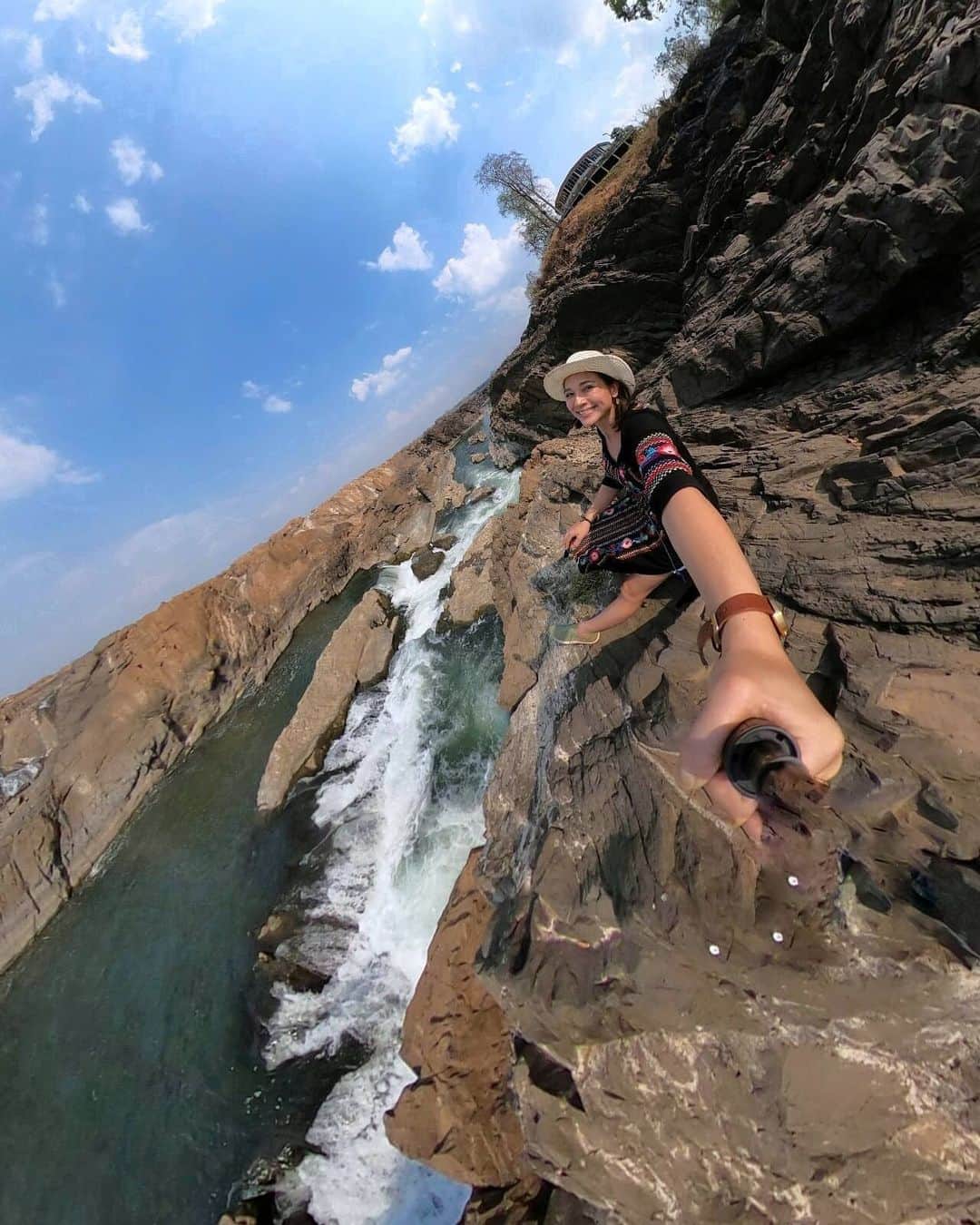 芳美リンさんのインスタグラム写真 - (芳美リンInstagram)「﻿ #ラオスとの国境　にある壮大な滝！﻿ #ソピアミット滝﻿ ﻿ Sopheakmit Waterfall﻿ ﻿ なかなかスリリングでした。﻿ ﻿ ﻿ ﻿ ラオス側の滝は、﻿ #コーンパペン滝﻿ #ギネス世界記録 だそうです！﻿ ﻿ がんばれば、超がんばれば、﻿ ここから国境超えられそう？﻿ と思ったけど、メリットないのでそんなことする人はいないそうです。笑﻿ ﻿ #GoProMAX で撮影しました。﻿ スケール伝わるかな？﻿ ﻿ ﻿ 今回の旅でおろしたシューズ、﻿ プレゼントしていただいた、﻿ #Tropicfeel﻿ ﻿ ﻿ 歩きやすく、蒸れずに快適でした★﻿ 見た目もスタイリッシュ。﻿ 色々な服に合わせやすくてお気に入り😀﻿ ﻿ ﻿ #FAMTrip﻿﻿ #Cambodia﻿﻿ #ASEANJAPANCENTERFAMTRIPDelegete﻿﻿﻿ #SopheakmitWaterfall﻿ #ソピアミット滝﻿#ストゥントレン州 #Cambodia﻿#滝#国境﻿ #カンボジア#カンボジア旅行#東南アジア﻿﻿ #GoProjp#GoProのある生活﻿ #360度カメラ #exploreTNQ #travelgirlshub #travelingwoman #journeysofgirls #girlspowertravel #sheisnotlost #knt旅感 #ハヤリ旅 #joytb #funtotrip #tabippo」3月13日 20時35分 - lynn.lynn5