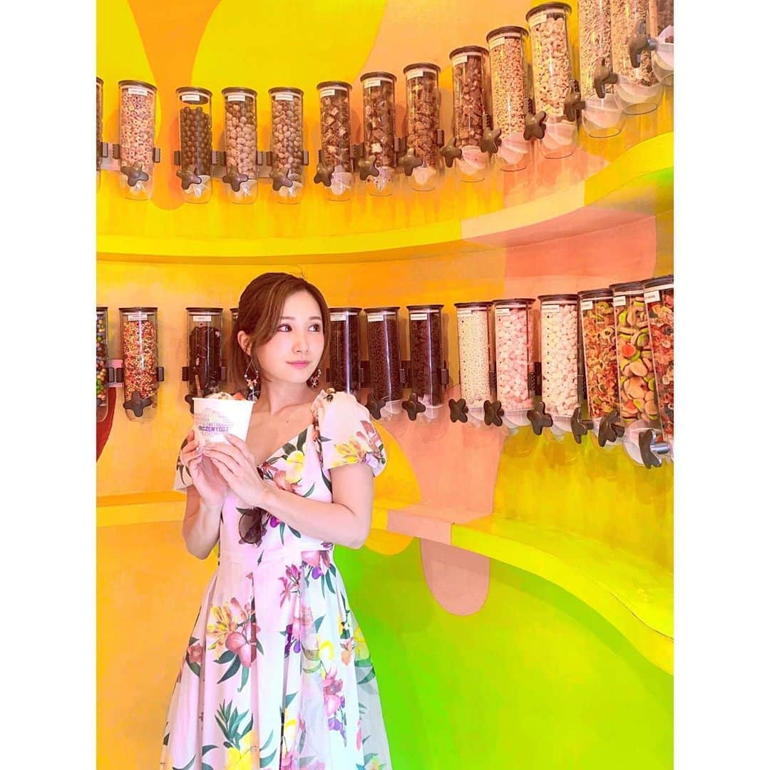 小島みなみさんのインスタグラム写真 - (小島みなみInstagram)「. . お買い物で疲れたら #フローズンヨーグルト ♡ . 味もトッピングもソースも 自分で選べるから わくわくしちゃって 気付けば大量に、、笑 . でも、さっぱり美味しくて 絶対食べきれないと思いきや 完食ぺろりでした😋❤️ . . 店員さんも優しいし 席もカラフルで可愛かったよ🍍 . . . #スミニャック #量り売り #店内が可愛い #バリ #バリ島 #バリ旅行#バリ島旅行 #frozenyogurt #フローズンヨギー #frozenyogi #frozenyogibali」3月13日 20時29分 - kojima_minami_373