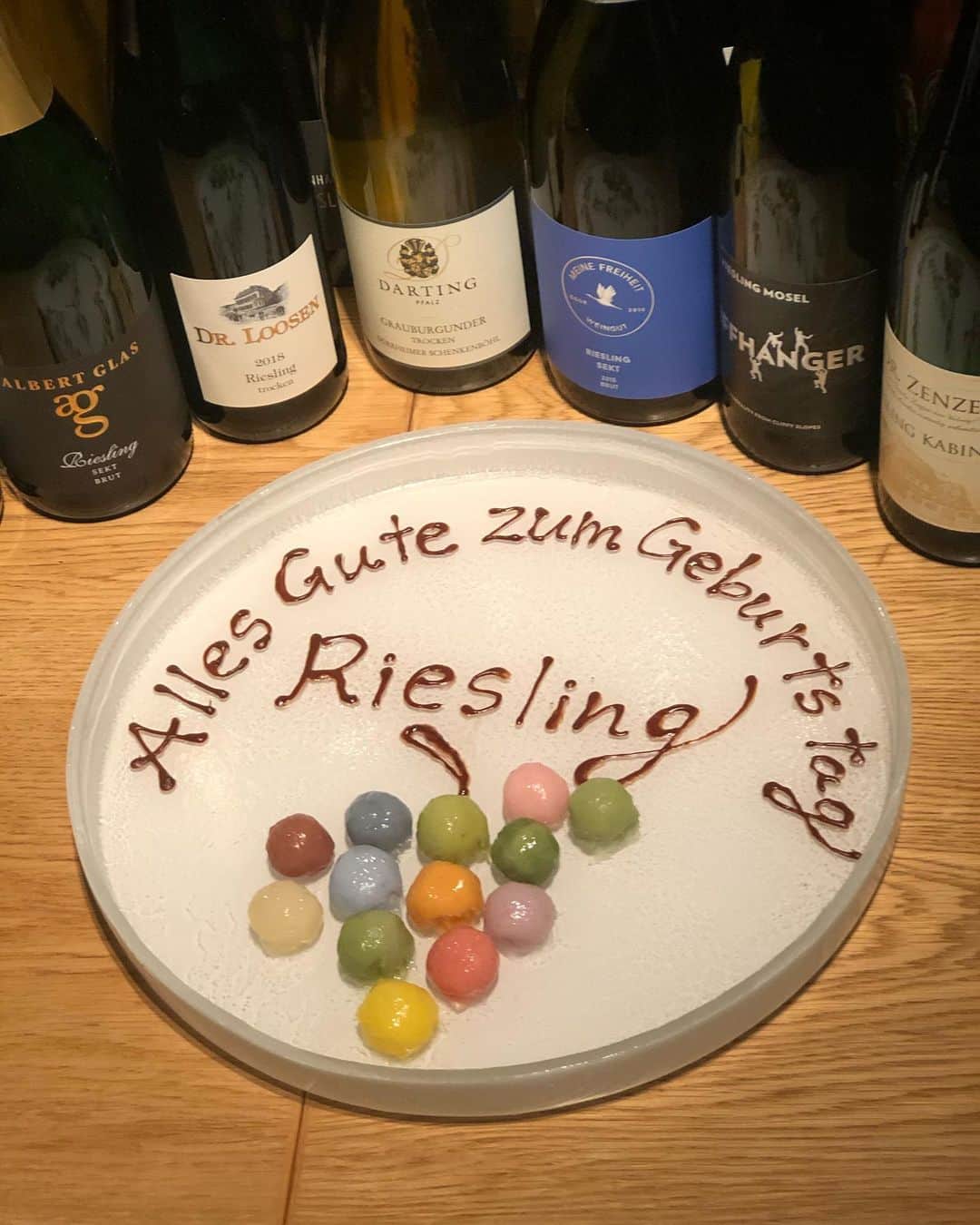 utoshさんのインスタグラム写真 - (utoshInstagram)「【レシピ付】ほたるイカとほうれん草の白ワインソテー﻿ ﻿ 今日、3月13日はドイツを代表するぶどう品種「リースリング」の誕生日。という事で、リースリングに合わせるイカした料理を作りました！（イカだけに）﻿ 何でも585歳と言う事らしいです。﻿ ﻿ 日本は室町。ど真ん中。ドイツではワイン作りが始まったんですね。世界史を日本史で考えるのって面白いなぁと思います。﻿ ﻿ ﻿ おいしいワインがあると食卓が華やぎますよね。お誕生日おめでとうございます。﻿ ﻿ ﻿ このドイツワインは「ヨーゼフ・ビファー　リースリング　ハルプトロッケン」﻿ パイナップルやマンゴーのような果実っぽい味わいにフレッシュな酸味があわさったリースリングワインですよ！﻿ ﻿ ▶︎ @winesofgermanyjp﻿ ﻿ ﻿ ﻿ ✔️そして合わせるホタルイカのソテーは最後に入れるオリーブがポイントですね。これでグッと白ワインに合う味わいになりますよ！﻿ ﻿ ﻿ ﻿ レシピはこちら↓﻿ ﻿ ＿＿＿＿＿＿＿﻿ ﻿ ほたるイカとほうれん草の白ワインソテー（2人分）﻿ ﻿ 【材料】﻿ ホタルイカ 100g﻿ ほうれん草 5本﻿ オリーブ 4個﻿ ﻿ にんにく 1片﻿ 生姜 1片（あれば）﻿ ﻿ 白ワイン 50ml﻿ オリーブオイル 大さじ1﻿ 塩　ひとつまみ﻿ ﻿ ﻿ 【作り方】﻿ （1）ほうれん草は一度茹で5cm幅に切る。ホタルイカは目玉をとる。にんにくはみじん切り、生姜もみじん切り。オリーブは4等分にする。﻿ ﻿ （2）フライパンに油を引き、にんにくを入れ、香りが出るまで中弱火で1分くらい炒め、ホタルイカを入れ、さっと炒めたら白ワインを入れる。﻿ ﻿ （3）ほうれん草と生姜（あれば）を入れ、最後に塩で味を整えたら完成（気持ち多めに塩をいれるとワインに合います）。皿に盛り、最後にオリーブを上から乗せる。﻿ ﻿ ＿＿＿＿＿＿＿﻿ ﻿ ﻿ ぜひ作ってみてくださいね。﻿ No local No food おいしく楽しく！﻿ ﻿ ﻿ #リースリング #リースリング誕生日 #ドイツワイン #ファルツ #rieslingbirthday #winesofgermany﻿ #riesling #ややはつレシピ #とりあえず野菜食﻿ .﻿ #ellegourmet#lunch#brunch#breakfast#foodporn#instagramjapan#vsco#IGersJP#onthetable#ランチ#おうちカフェ#うちごはん#暮らし#フーディーテーブル﻿ #cooking#homemade#おうちごはん#朝ごはん#japanesebreakfast#f52grams」3月13日 20時30分 - utosh