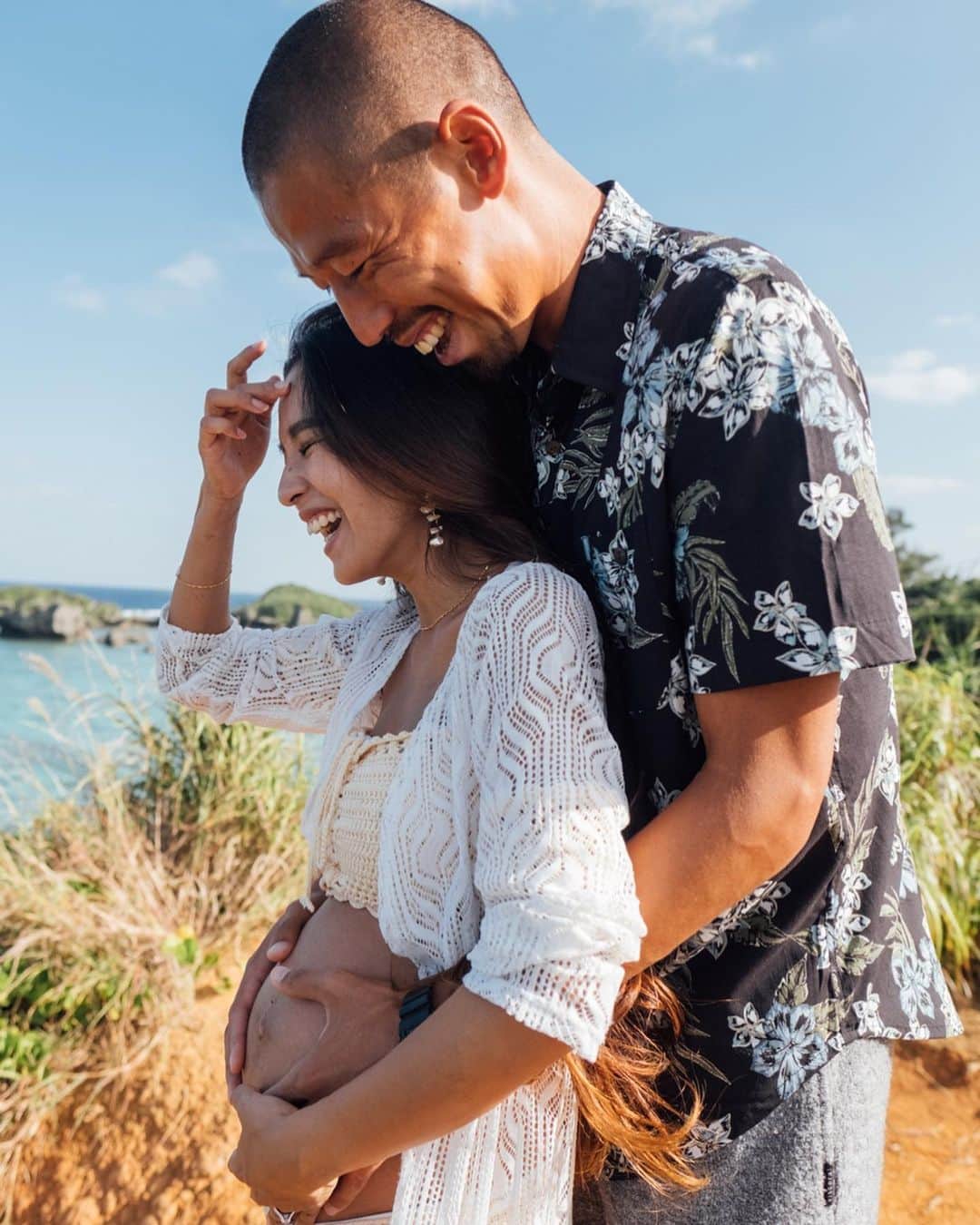 岡根直哉のインスタグラム：「結婚記念日！ 3年目からは3人で！  いつもありがとう👱🏿‍♀️👶🏾❤️🐩🐈 .  #okilife」