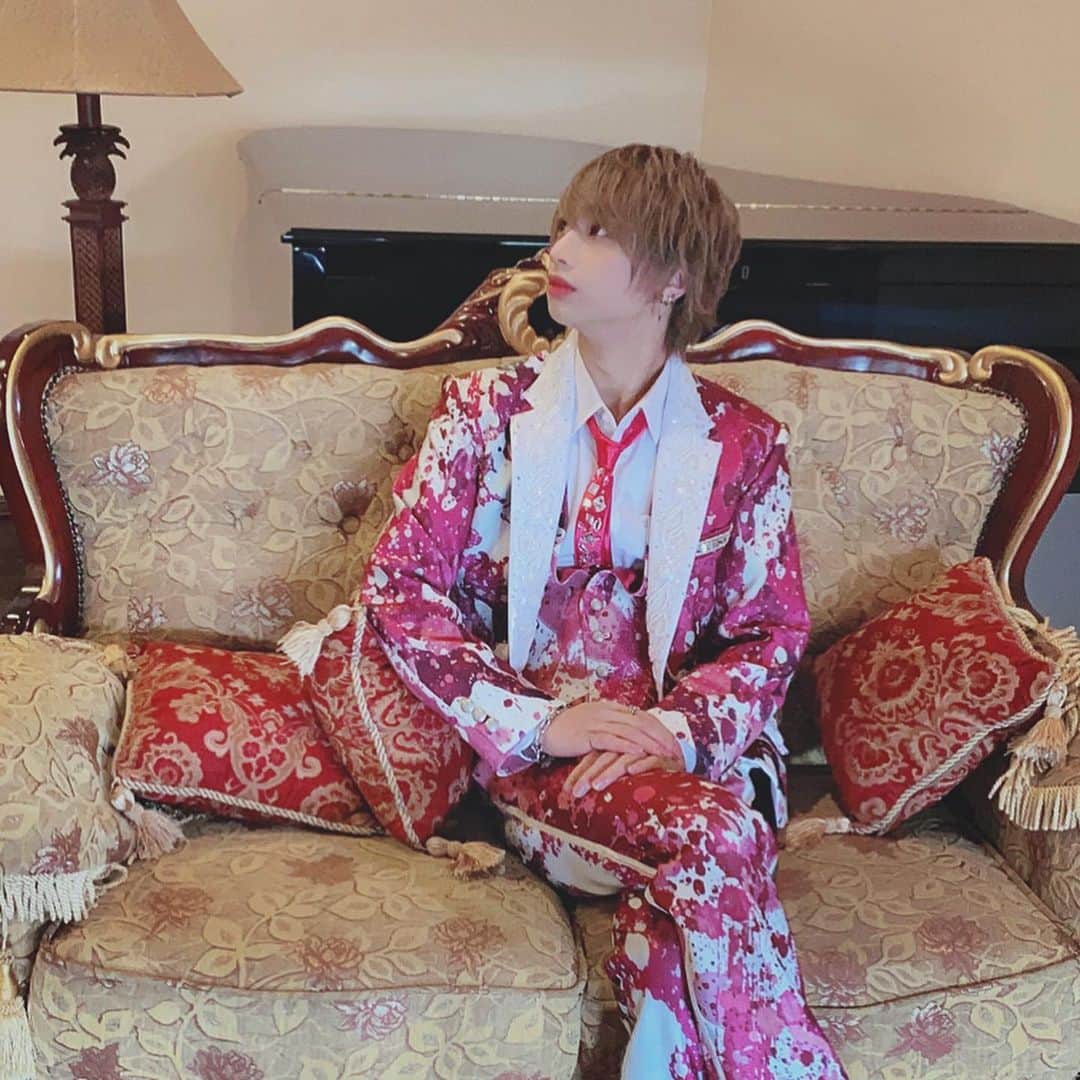 HAUさんのインスタグラム写真 - (HAUInstagram)「🌸サクラエビデンス🌸 #sakuraevidence #sakura #新衣装 #ピンク #メンズ #アイドル #メンズアイドル  #foryou  #vietnamese #Vietnam #ベトナム #ベトナム人 #純血 #金髪 #黒 #金 #茶髪  #followforfollowback #f4f #ナチュラル #model #ootd #makeup #japan #fyp」3月13日 20時32分 - haupika_bw