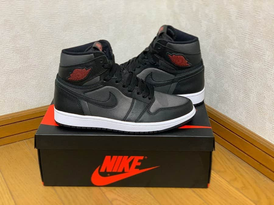 倉島大地さんのインスタグラム写真 - (倉島大地Instagram)「「Nike Air Jordan 1 Retro High OG “Black Satin”」👟⚫️ ・ ・ "鬼滅の刃"が話題ですね👹 僕は蛇柱『伊黒小芭内』が好きです！🐍 ・ ・ 「最初に選んだ御三家を育てすぎて、二番手のトランセルがちっとも進化しない新米ポケモントレーナー」のような一足。 ・ ・ ・ #空想キックス」3月13日 20時33分 - kurapi1