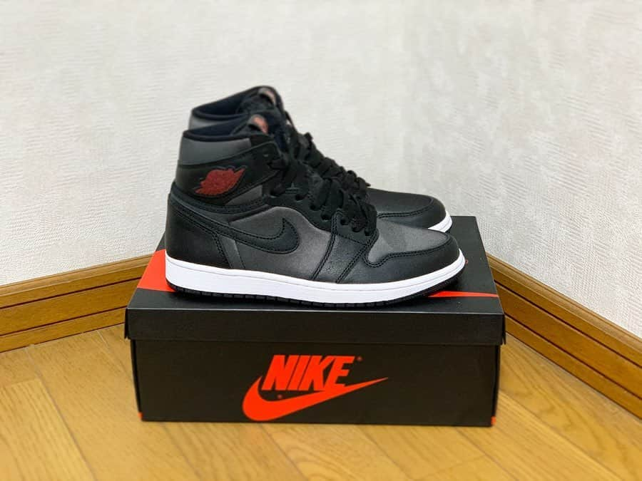 倉島大地さんのインスタグラム写真 - (倉島大地Instagram)「「Nike Air Jordan 1 Retro High OG “Black Satin”」👟⚫️ ・ ・ "鬼滅の刃"が話題ですね👹 僕は蛇柱『伊黒小芭内』が好きです！🐍 ・ ・ 「最初に選んだ御三家を育てすぎて、二番手のトランセルがちっとも進化しない新米ポケモントレーナー」のような一足。 ・ ・ ・ #空想キックス」3月13日 20時33分 - kurapi1