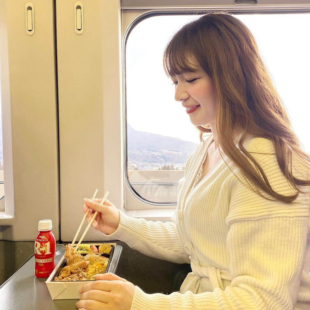 岩根沙恵子?さえみるさんのインスタグラム写真 - (岩根沙恵子?さえみるInstagram)「🚄早朝から新潟で撮影の日🥺🎿 朝食に一目惚れしたそぼろたっぷりの駅弁を購入〜✌️ それからコンビニで購入したR-1も🥺♥︎ . こんな時期だし免疫力アップさせないとね🥺❤️ インフルエンザ予防や風邪予防にもなるから、少しはホッとできます😢♥︎ . みなさま、今日も１日お疲れ様でした！ 明日も頑張りましょっ😘 . #インフルエンザ対策 #体調管理 #免疫力アップ #免疫力を高める #免疫力向上 #新潟魚沼 #南魚沼 #越後湯沢 #越後湯沢駅 #越後湯沢温泉 #スキー女子 #スポーツ好き #運動好き #運動女子 #スキー場 #新潟スキー場 #skigirls🎿 #ウイルス対策 #niigatagram #エーデルワイス #湯沢高原スキー場 #湯沢高原スキー場 #湯沢高原ロープウェイ #免疫力強化 #駅弁好き #駅弁女子 #新潟旅行 #新潟観光スポット #東海道新幹線 #朝食メニュー #ちょい足し朝食」3月13日 20時37分 - saemiltiii