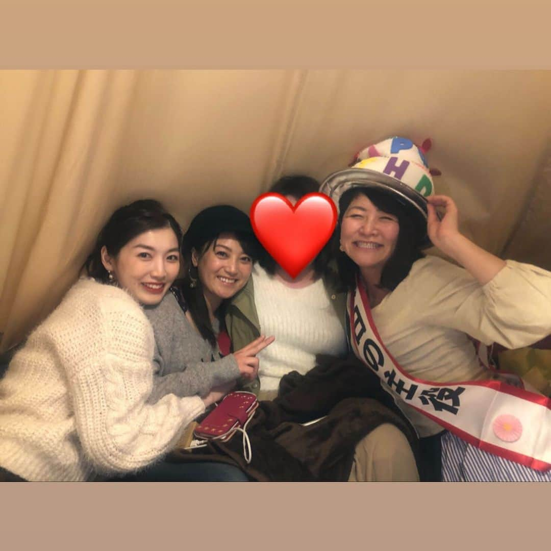 川村美保さんのインスタグラム写真 - (川村美保Instagram)「先日、一つ歳を重ねました♡ なんと2年連続でわざわざ沖縄から友達がお祝いにきてくれて😭泣 本当に私は幸せ者だなと改めて感じました。 ありがとうありがとう。 みんな大好き❤ 素敵な34歳の幕開けです！ さぁどんな1年になるのかな🥳とっっても楽しみです❣️ #借金している叔母からのプレゼントは#まさかの結婚相談所の入会#35までに相手を見つけなければそのお金返してと言われている#嬉しいようでめっちゃ怖いやん#爆笑#誕生日#みんなありがとう#今年も幸せに過ごせました#良き1年になりますように」3月13日 20時38分 - miho0308kawamura