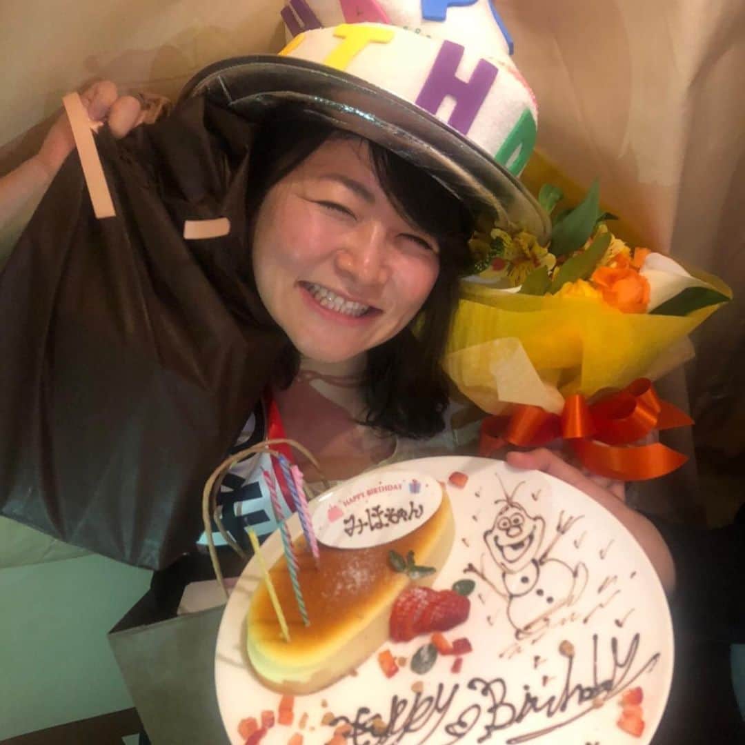 川村美保のインスタグラム：「先日、一つ歳を重ねました♡ なんと2年連続でわざわざ沖縄から友達がお祝いにきてくれて😭泣 本当に私は幸せ者だなと改めて感じました。 ありがとうありがとう。 みんな大好き❤ 素敵な34歳の幕開けです！ さぁどんな1年になるのかな🥳とっっても楽しみです❣️ #借金している叔母からのプレゼントは#まさかの結婚相談所の入会#35までに相手を見つけなければそのお金返してと言われている#嬉しいようでめっちゃ怖いやん#爆笑#誕生日#みんなありがとう#今年も幸せに過ごせました#良き1年になりますように」