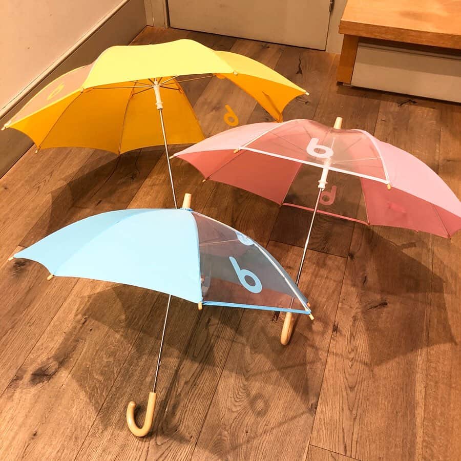 こども ビームスさんのインスタグラム写真 - (こども ビームスInstagram)「【recommend item】 ＜こども ビームス＞ユニセックス 窓つき bロゴ 傘 . スムーズに開閉できる手開き、記名できるストラップ付きの傘☂️✨雨の日のお出かけが楽しくなりそうな明るいピンク、イエロー、ブルー❗️好きな色を選んで雨の日を楽しく過ごしましょう♪ . サイズ:40cm、45cm、50cm カラー:ピンク、イエロー、ブルー ¥1,900+税 . #傘 #記名 #ストラップ #かさ #レイングッズ #こども用 #こどもビームスオリジナル #ピンク #ブルー #イエロー #pink #blue #yellow  #kodomobeams  #beams  #daikanyama  #こどもビームス  #ビームス  #代官山 新作アイテムはプロフィールのリンク🔗からビームス公式サイト、こども ビームスページをチェック❗️ ※お問い合わせにつきましては、お電話にて承ります。」3月13日 20時38分 - kodomo_beams