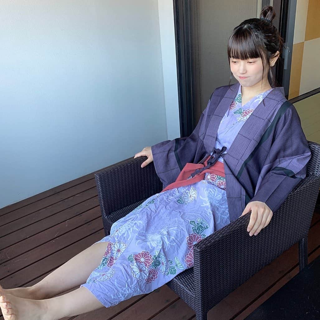 のインスタグラム：「貸し出しの浴衣がたまたま 紫でちょーテンションあがった！ 紫はこの世で1番好きな色なの🟣🟣🟣🟣 ・ ・ ・ #温泉 #♨️ #熱海 #浴衣 #お団子ヘア #ヘアアレンジ #紫 #japanesegirl #idol #followme」