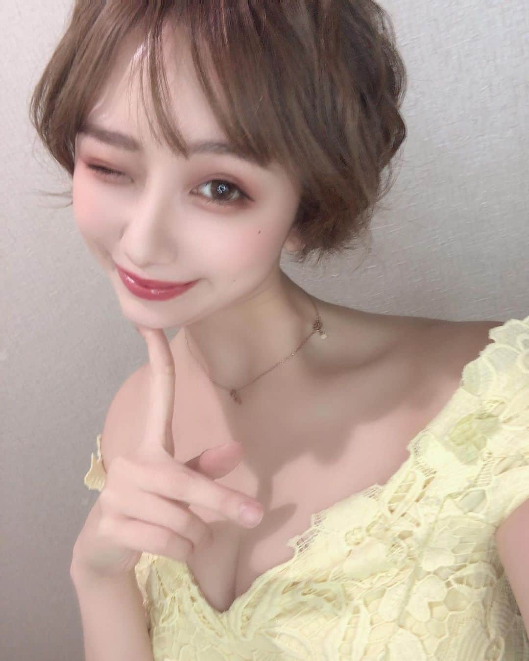 大石ほのかのインスタグラム：「出勤です✨😆 . 今日朝お散歩したけど途中吹雪いてきて寒すぎたwww❄☃ . でもそれからお天気良くなって♪🔆🔅 ジムいって美容室いってお買い物して来ました～💪✂️👜💓👏👏 . やっぱり短い髪が好きかも💓✨ . #likeforlikes#followforfollowback#photooftheday#likeforfollow#follow4follow#instagood#❤#いいね返し#かわいい#夜遊び#乳スタグラム#巨乳#谷間#酒#love#飲み会#ススキノ#ホステス#キャバクラ#キャバ嬢#ニュークラブ#フィリア#バルセロナグループ#歌舞伎町#六本木#中洲#錦#栄#北新地#ミナミ」