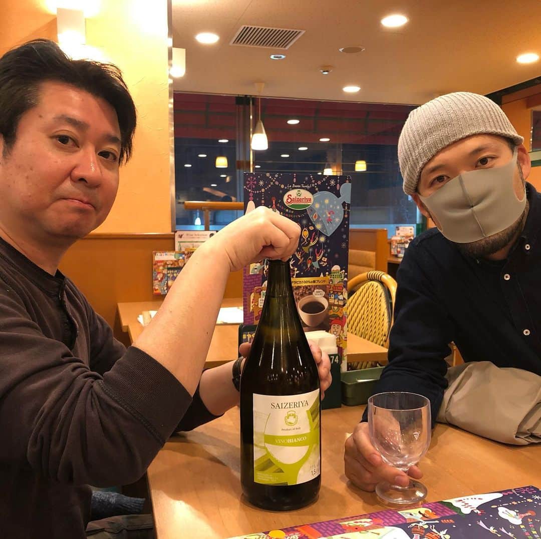 丸山ゴンザレスのインスタグラム：「嵐よういち、初サイゼリヤでマグナムボトルで白ワイン。」