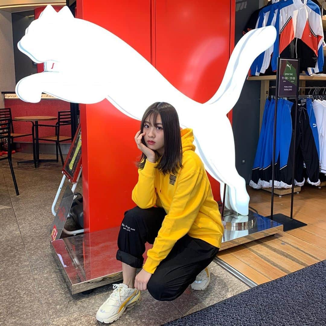 moca さんのインスタグラム写真 - (moca Instagram)「今日の衣装は全身　@puma さんでした！﻿ ﻿ 可愛いよね~特に後ろのロゴがお気に入りなの☺︎☺︎☺︎﻿ ﻿ マネージャーさん曰く﻿ ハチみたいで可愛いってずっと言ってました🤣🤣﻿ いつも一緒に選んでくれてます😌🙏🏻﻿ ﻿ スニーカも動きやすくておすすめ！❤︎﻿ ﻿ #puma #lol #avex #moca﻿ #プーマ #エルオーエル﻿ ﻿」3月13日 20時52分 - moca_lol