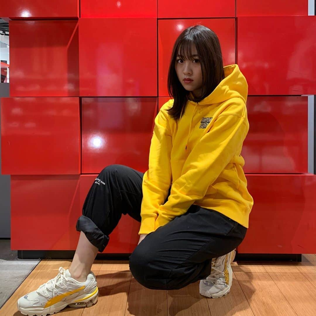 moca さんのインスタグラム写真 - (moca Instagram)「今日の衣装は全身　@puma さんでした！﻿ ﻿ 可愛いよね~特に後ろのロゴがお気に入りなの☺︎☺︎☺︎﻿ ﻿ マネージャーさん曰く﻿ ハチみたいで可愛いってずっと言ってました🤣🤣﻿ いつも一緒に選んでくれてます😌🙏🏻﻿ ﻿ スニーカも動きやすくておすすめ！❤︎﻿ ﻿ #puma #lol #avex #moca﻿ #プーマ #エルオーエル﻿ ﻿」3月13日 20時52分 - moca_lol