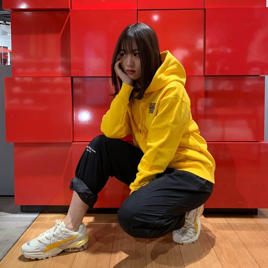 moca さんのインスタグラム写真 - (moca Instagram)「今日の衣装は全身　@puma さんでした！﻿ ﻿ 可愛いよね~特に後ろのロゴがお気に入りなの☺︎☺︎☺︎﻿ ﻿ マネージャーさん曰く﻿ ハチみたいで可愛いってずっと言ってました🤣🤣﻿ いつも一緒に選んでくれてます😌🙏🏻﻿ ﻿ スニーカも動きやすくておすすめ！❤︎﻿ ﻿ #puma #lol #avex #moca﻿ #プーマ #エルオーエル﻿ ﻿」3月13日 20時52分 - moca_lol