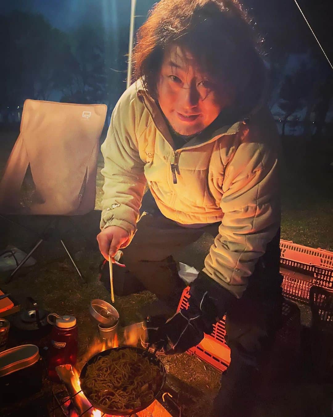 綾小路翔さんのインスタグラム写真 - (綾小路翔Instagram)「‪氣志團のメンバー白鳥松竹梅くんに誘ってもらい、初めての本格キャンプに参加した綾小路 翔。﻿ ﻿ 只今無事、東京に帰って参りました。﻿ ﻿ これまでは元々テントやバンガローがあるキャンプ場でしか経験がなかったのだけど、いやー今までと比較にならない程楽しかった。﻿ ﻿ 何から何まで優しく教えてくれた友人達に感謝。﻿ ﻿ みんなカッコよかった。‬﻿ ﻿ また行きたい。﻿ すぐ行きたい。﻿ ﻿ とりあえずスケジュールを調べよう。﻿ そして今回必要だと感じた最低限のものから揃えよう。﻿ ﻿ ①火を見るよりも明らかなこと。それは「何事も初体験は誰とするかが重要」だということ。﻿ ②優しくて頼もしき男・キャプテン松。﻿ ③木内シェフは音楽と同じで本当に何でも出来る。時々ミスしても音楽と同じでまったく表情を変えない。﻿ ④缶詰を焚き火で温めたらこんなに美味しくなるのか。あと健は飯盒でラーメン作ってた。次回やる。絶対やる。﻿ ⑤ニカケン兄貴からファイヤースターターレクチャーを受ける光くん。くべられたフェザースティックの中でやたら下手なのは綾小路 翔の処女作。﻿ ⑥最初に撮った記念写真。細かくみんなの位置を見て、一生懸命セッティングして、遂にタイマー撮影をスタートしたものの、己のポジションがわからず、完全に松の影に隠れるという体たらく。﻿ ⑦シェフの味付け若鶏もも焼きが超絶だった。餃子は60個をあっという間に食べ切ったので、次回は120個になる予定。あと鯖ご飯、泣くほど美味しかった。シェフすげえわ。そして福井県の食材すげえわ。﻿ ⑧マルシンハンバーグ on the ヨコザワテッパン。永遠の味を更に追求出来た。でも何だかんだ、やっぱケチャップだった。現在では「5種のチーズ入り」とか「ブラックペッパー」、更には「贅沢仕立て」なんてのもあるらしい。ホットサンドの具にもアリだと思った。﻿ ⑨深夜のフミさん特製・漢の豪快焼きそばも最高だった。今朝ストーリーに載せた、朝食のホットサンドもあと50個食べたい。いやしかし炭水化物とお肉のオンパレード。そして大量に買ったお酒はまさかの完飲。運動せネバダ。﻿ ⑩クノールのクリームオニオンポタージュ。こいつとフリーズドライの揚げ茄子味噌汁は、全世界どこに行く時も必須。日本に生まれて良かったよ。まったく。しかも外で飲むの…く・せ・に・な・る。﻿ ﻿ #キャンプ﻿ #松キャン﻿ #グルキャン﻿ #白鳥松竹梅（キャンパーネーム：まがりん）﻿ #工藤文孝（キャンパーネーム：フミさん）﻿ #二階堂腱ヂ（キャンパーネーム：ガンちゃん）﻿ #木内健（キャンパーネーム：シェフ）﻿ #早乙女光（キャンパーネーム：カブ）﻿ #綾小路翔（キャンパーネーム：ぬるキャン△）﻿ #初キャンに持っていたもの﻿ #アーミーナイフ﻿ #ミリタリーシュラフ﻿ #ヨコザワテッパン﻿ #ポータブル発電機﻿ #しまりんマグカップ 等﻿ #大体は緊急災害時用に揃えたもの﻿ #気合い入れて買ったチェアとかカトラリーの類は一切忘れてくる始末志摩リン始末リン﻿ #何というか團長らしいしセレクトも個性があって良いね﻿ #と少し戸惑いながらも微笑んでくれる心優しき仲間たち﻿ #というわけで一からやり直そうと﻿ #現在テントやらタープやらで悩み中﻿ #キャンパーの皆様色々教えてね﻿ #光くんは俺と同時デビューだったのに﻿ #カッコいいアイテムいっぱい持ってたしやたら詳しかった﻿ #この日の為にギアとまつわる情報と確かな知識をコツコツと集めたり自宅で練習したりしていたらしい﻿ #ちょっと悔しい俺﻿ #ああもう今からでもまた行きたいよ﻿」3月13日 20時45分 - showayanocozey