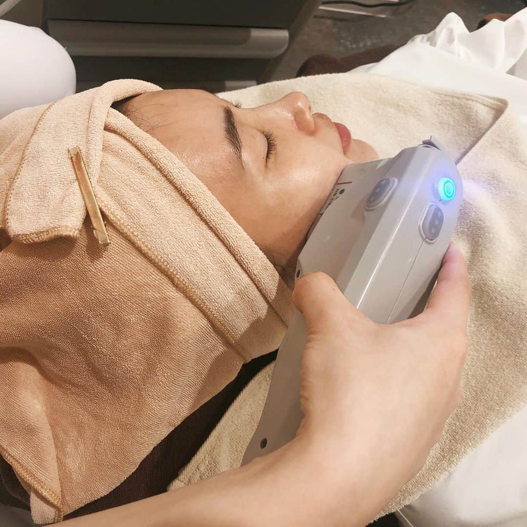 のインスタグラム：「周りのお友達もやってる人が多くて気になってたHIFU。 . お値段がお高めだからやりたいなと思いながら2年くらい経ってたw  リフトアップは他の施術でもやってきたけど、すごいこれは効果がありそう。 終わってすぐ鏡で見たら施術前より目が大きくなってるし広角もあがってるし、輪郭がもっとくっきりしました。  で1か月くらいで効果がでてきて、半年間は持続するみたいです。 私は　@shuhei.beauty.clinic で受けました！ . 先生が優しくて悩みも全て聞いて頂いて。本当に大満足。  また頑張って半年後に受けたいと思います。  #半年に一度受けるのがいいらしいです  #西宮shuhei美容クリニック  #hifu  #ハイフ」