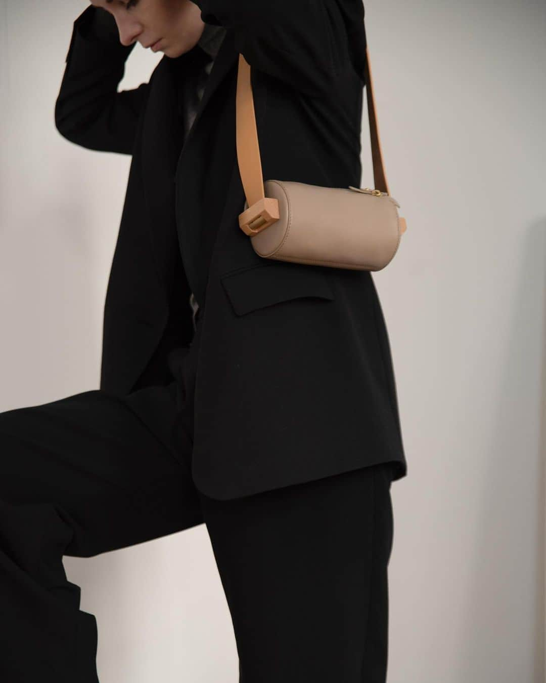 ローさんのインスタグラム写真 - (ローInstagram)「Black suit with cute bag.  #BUCKLEUP Mini Cylinder in lightgrey x 80cm strap in natural Photo credit : @stonebeigemag  #robags | robags.com | #bloggerstyle」3月13日 20時51分 - ro_bags