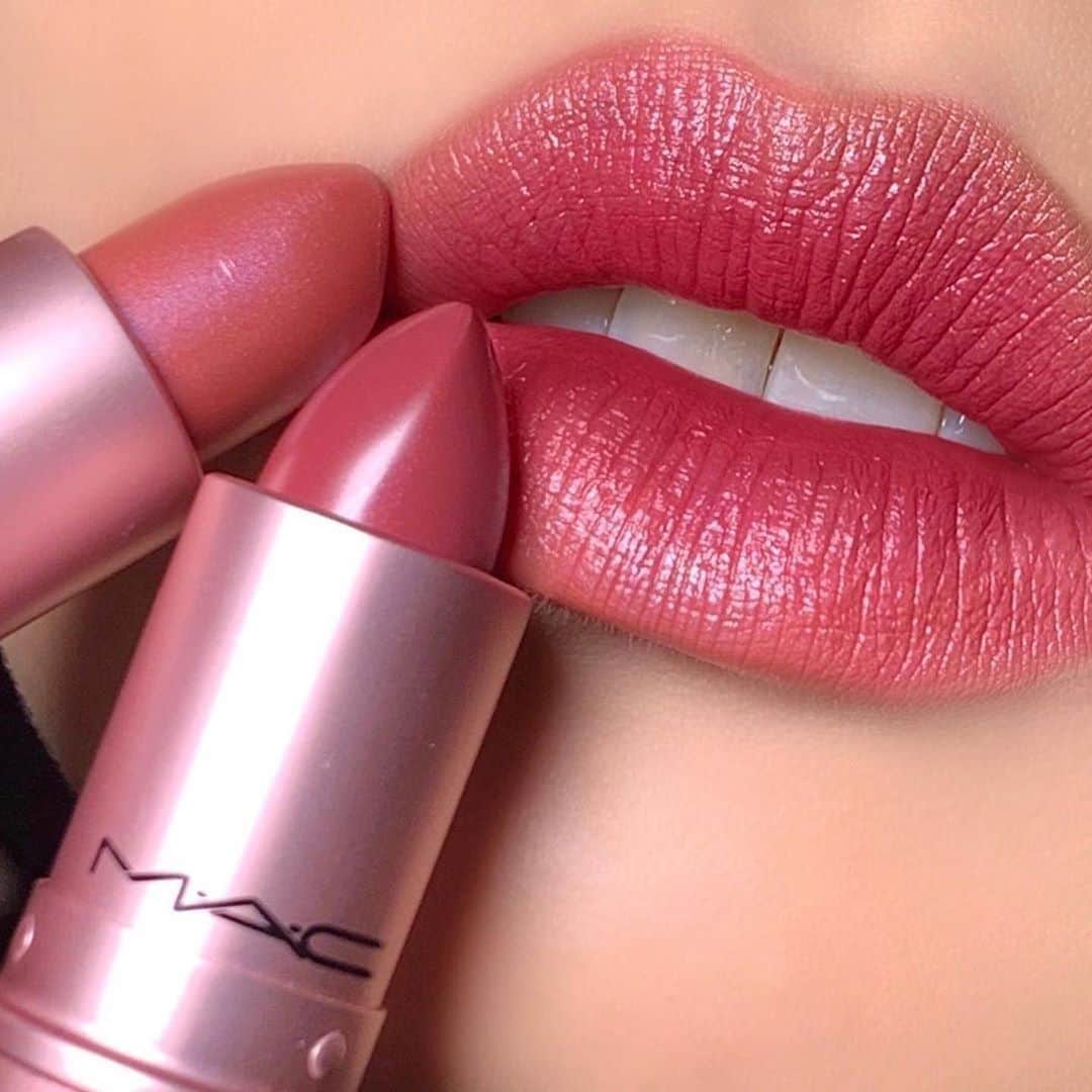 M∙A∙C Cosmetics Japanのインスタグラム：「ㅤ 内側からにじみ出るようなグラデーションリップで、花びらのような口元を演出。 溶け込ませるようにオンするのがSS20のトレンドです✨ ㅤ ↓↓使用製品↓↓ 内側：リップスティック　クレーヴィング 外側：リップスティック　スキュー ㅤ #MACCosmeticsJapan #MACコスメ #MACCosmetics #MAC #春メイク #コスメ #メイク #リップ #スプリングメイク #SS20 #桜 #限定コレクション #限定パッケージ #ツヤ肌 #透明感 #ツヤリップ」