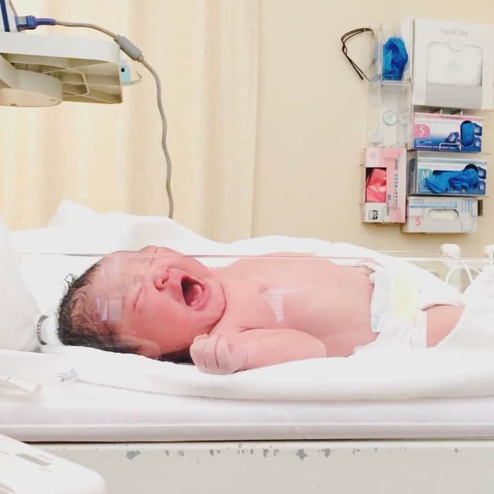 サオリリスのインスタグラム：「生まれたばかりの娘の泣き声×seihoくんの音 #分娩室にて ・ ・ ・ #newborn #baby #babygirl #welcomebaby #👶」