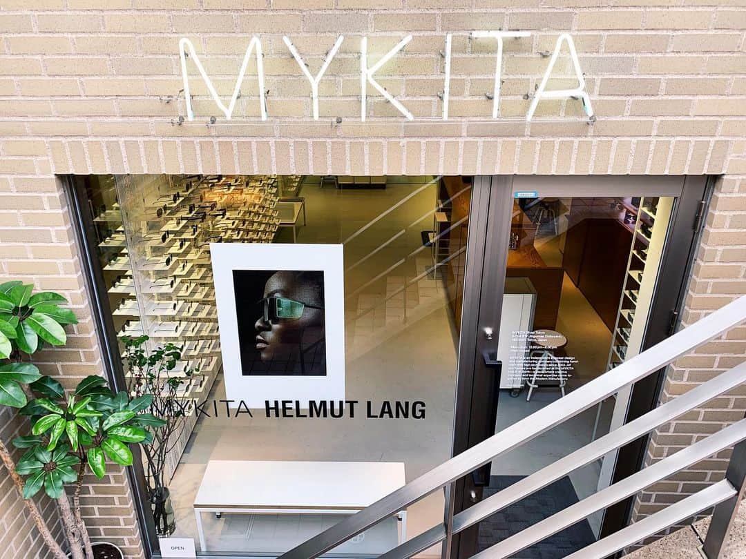 のインスタグラム：「MYKITA Shop Tokyoのウインドウデコレーションが新しくなりました。MYKITA | HELMUT LANGのキャンペーンルックです。 明日も皆様のご来店をお待ちしております。 New window decoration at MYKITA Shop Tokyo. We are looking forward to seeing you tomorrow.  #MYKITA #mykitashoptokyo #mykitahelmutlang  #helmutlang」