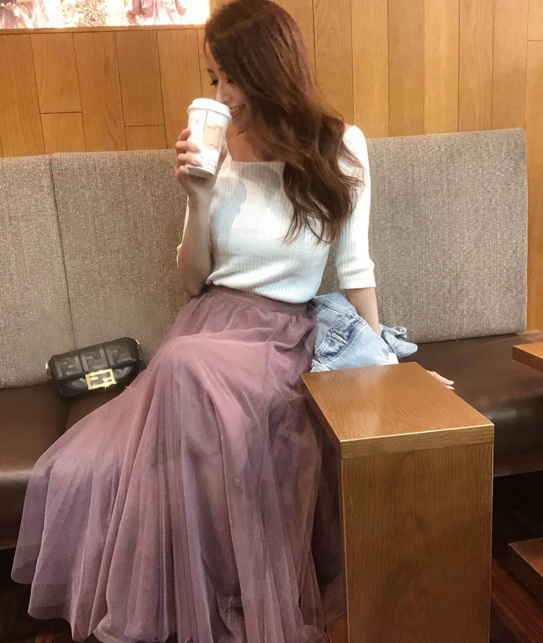 酒井桃子のインスタグラム：「. 夜のスタバが好き☺️☕️ 最近お昼暖かいからたくさん 春服着れて嬉しい🥰 今日は全身 @fifth_store  今ならこのトップスとスカートも 50%OFFクーポン対象でした👏🏻 #fifth#fifthtl#フィフス#スクエアネック7分袖リブニット#チュールロングスカート」