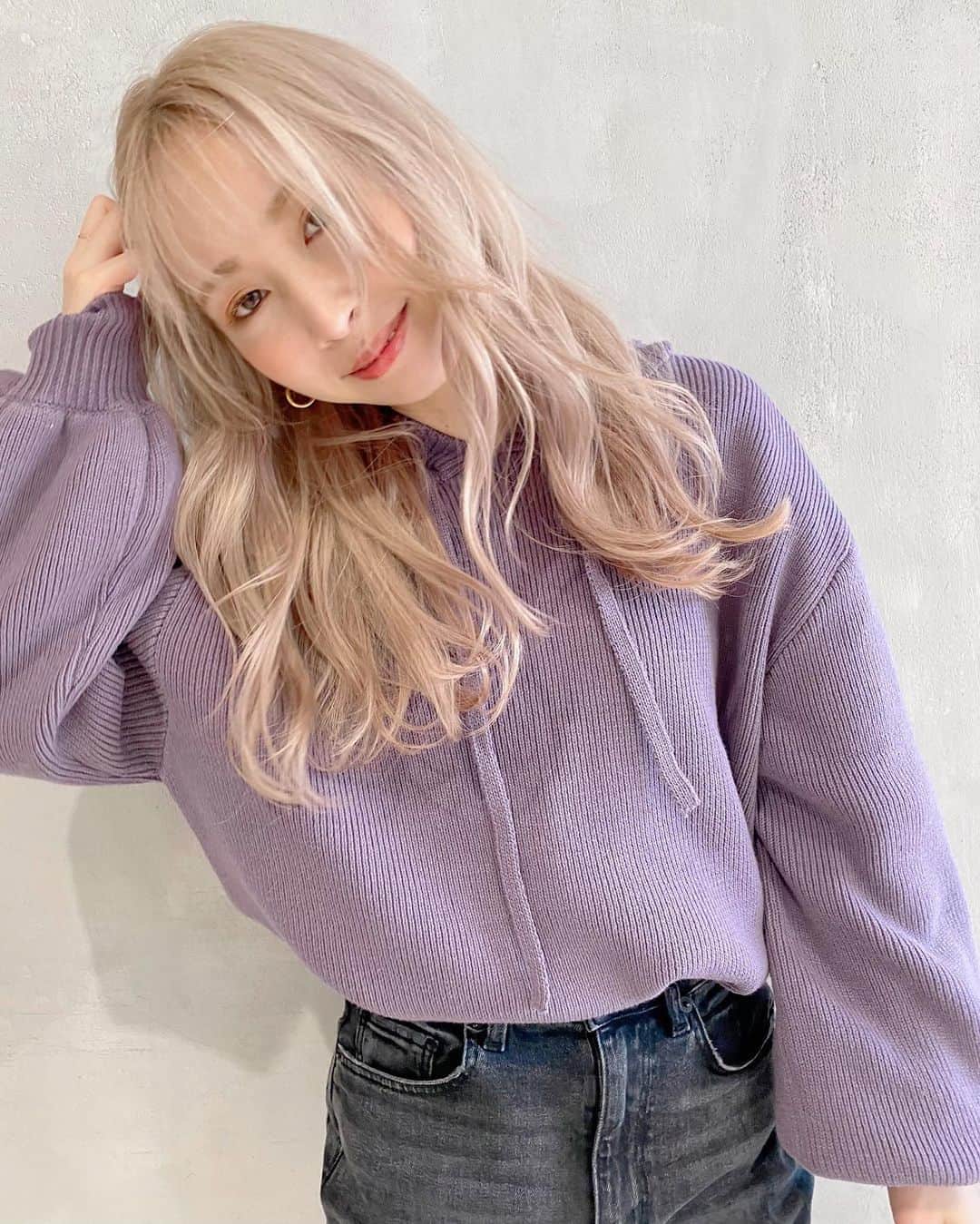 榊原伶奈のインスタグラム：「髪色も前髪も良い感じ🥺❤️ 安藤さんいつもありがとうございますっ🧚‍♂️✨ . #ハイトーン　#ハイトーンカラー　#ブロンド　#ホワイトカラー #ホワイトベージュ #サロンモデル #ケアブリーチ #ブリーチ　#外国人風カラー #ロングヘア　#ホワイトブロンド」