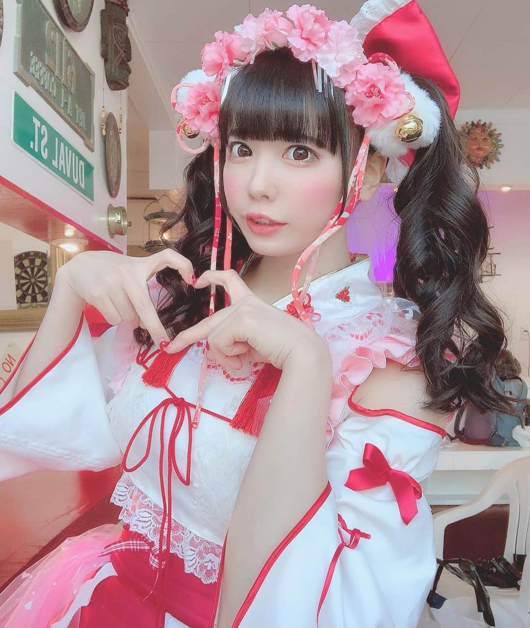のインスタグラム：「🌸 ❤️ 🌸 ❤️ 新衣装♡ 恋するりんごいろの 恋巫女ちゃん♡ (Ｕ///'ᴗ'///Ｕ)♡ ♡ ちょびっツのちぃのおみみを参考につくってもらったなの♡ (ギャラクシーエンジェルのミントさんのおみみと迷った古き良き露骨な萌え文化しゅきしゅきしお) ♡ ♡ 恋を司る巫女ちゃん♡ ‪₍₍ ◝(Ｕ^ᴗ^Ｕ)◞ ₎₎‬」