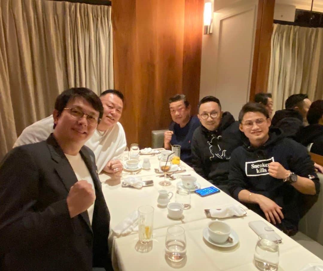 京口紘人のインスタグラム：「. . . オンリアライズの髙橋社長、専務、シャイアン会長、粟生さんと🥩 . . 次戦に向けて激励をしていただきました！ . . 近いうち試合発表のアナウンス出来ると思いますのでもうしばらくお待ち下さい！ . . 今日はありがとうございました！ . . #京口紘人 #オンリアライズ #シャイアン山本 #粟生隆寛」