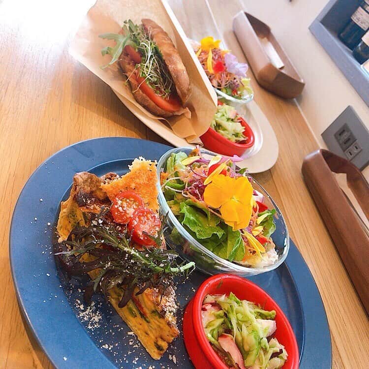吉田万葉のインスタグラム：「久しぶりにお母さんとランチ🍴(๑⃙⃘ˊ꒳​ˋ๑⃙)︎💕︎ オーガニックとか、ヘルシーって言葉好きよね(๑¯ㅁ¯๑) おいしいっ💚幸せ💚  #オーガニックカフェ #オーガニックランチ #fjk」