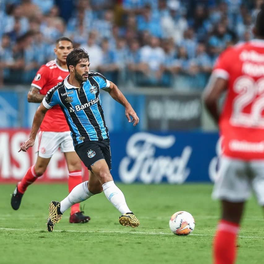 ルーカス・シウヴァ・ボルジェスのインスタグラム：「Um jogo de @Libertadores, como  pensávamos que fosse. Arena lotada! 👏🏻👏🏻 Torcida que empurra! 🇧🇼 Difícil, um empate que temos que digerir. Estivemos muito próximo da vitória. Agora é seguir trabalhando forte e intenso.  #OPesoDaTradição #GrenalDasAméricas 🔵⚪️⚫️」