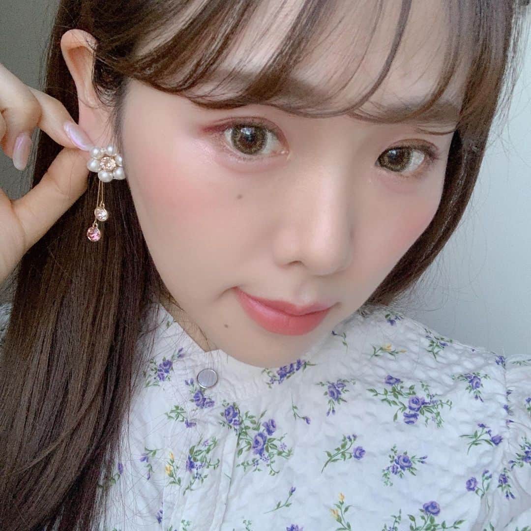 SHIHORINのインスタグラム：「♡ WHOMEE make up𓂃ᤢ♡﻿ ﻿ 1つ前の投稿で載せたWHOMEEのコスメでメイクしてみた🌷💕ピンクメイク〜🌸﻿ ﻿ ﻿ ✔︎マルチペンシルアイライナー【限定色】﻿ fallen red→目尻に👀﻿ ﻿ ✔︎クリーミーアイシャドウ﻿ fleshpink→涙袋に﻿ ﻿ ✔︎アイシャドウ﻿ believe in pink→二重幅に薄いピンク、﻿ オレンジブラウンぽいのを重ねて目尻は濃いブラウン🍫﻿ ﻿ ✔︎ブレンドチークカラー﻿ poppy red→コーラルピンクっぽく発色した💓﻿ ﻿ ✔︎マットリップクレヨン﻿ W.W﻿ 血色ピンク発色可愛い〜💄﻿ ﻿ ﻿ 仕事が今リモートワーク中で﻿ 平日家にいるとメイクしないし﻿ 動かないから太るし←﻿ 自己管理をちゃんとしようと思う今日この頃🥺﻿ ﻿ 一週間お疲れ様でした🍒﻿ ﻿ ピアス @rille_accessory 🌸﻿ ブラウス @zara 🌷﻿ ﻿ ﻿ #WHOMEE #makeup #cosmetics #pink #zara #rilleaccessory #accessory#フーミー #イガリメイク #コスメ #春コスメ #春メイク #ピンクメイク #コスメ好き #メイク好き #しほコスメ💄#花柄ブラウス #ザラ #春服 #パールピアス #お花ピアス」