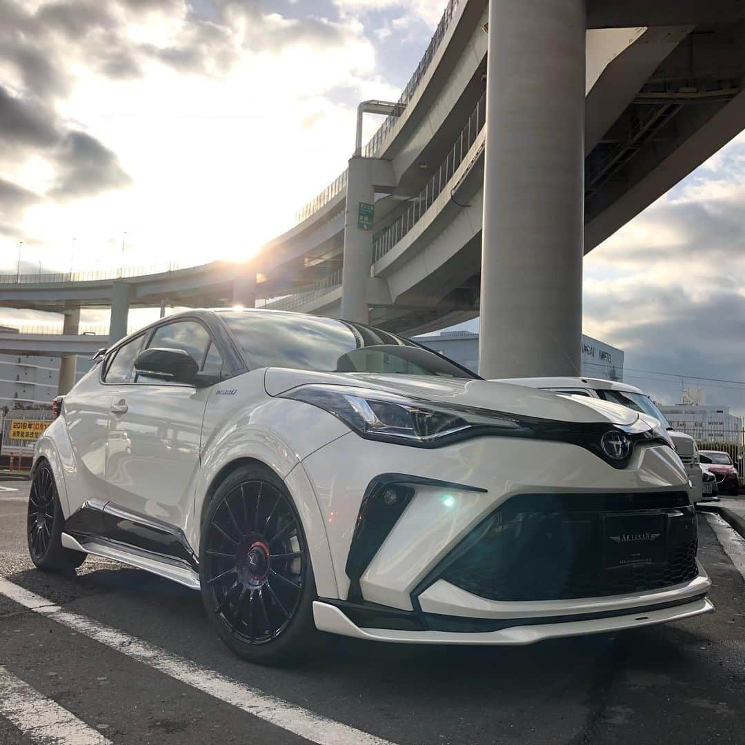 Spirits Artisanさんのインスタグラム写真 - (Spirits ArtisanInstagram)「TOYOTA C-HR MC After  owner：@cinnamon Body kit : Artisanspirits///Sportsline blacklabel  suspension : blitz  Wheel : ARTISAN SPIRITS× OZ SUPERTURISMOEVOLUZIONE  Tire : yokohamatire  #アーティシャンスピリッツ#アーティシャン #artisanspirits #artisan  #toyota #toyotachr #chr #bodykit #blacklabel  #blitz #suv #東京オートサロン2020 #tokyoautosalon2020 #evasivemotorsports  #ravspecjdm #butlertire #jworksunlimited #premierautowerkz #suvproject #kanooperformance #car_life_staff  #トラウム #車庫小舗 #nigeljdmparts #advancedautoperformance  #ottoautoservice #mr__lexus #jackspna」3月13日 21時32分 - artisan_spirits