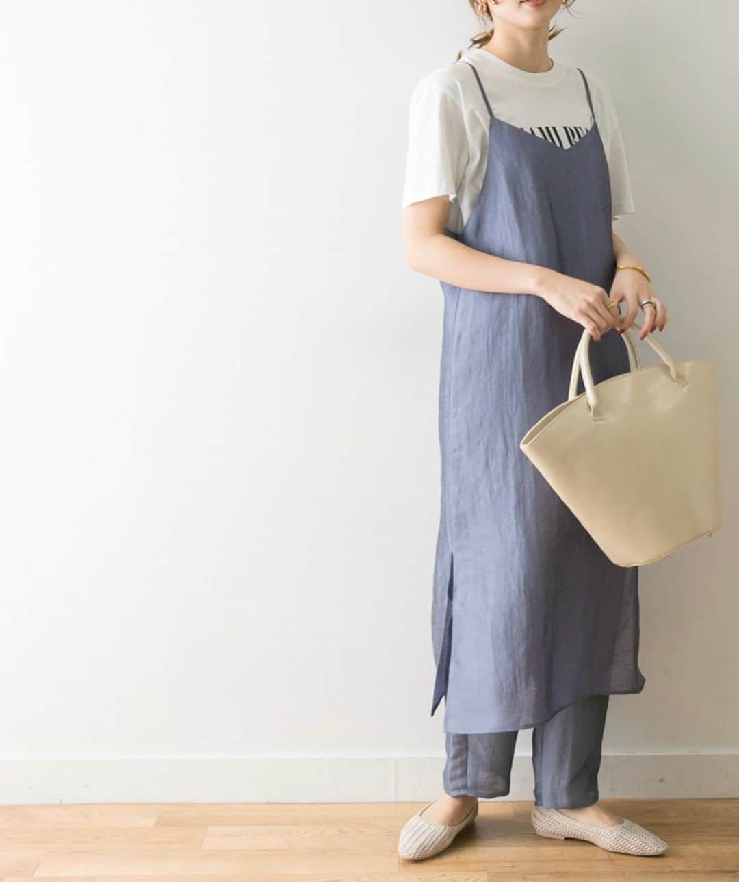 のインスタグラム：「. 本日のWOMENS INSTA LIVEでご紹介しました、﻿リネンナイロンキャミワンピース🌿 ﻿ 人気のキャミワンピースは今季リネンナイロンでつくりました。リネン独特の風合いに光沢感がでてお上品な雰囲気に。同素材でパンツとセットアップで着ても✨﻿ ﻿ ※アーバンリサーチではオンラインストアでの販売、また店舗通販も承っております。﻿ ﻿ ﻿ #onepiece﻿ #urbanresearch﻿」
