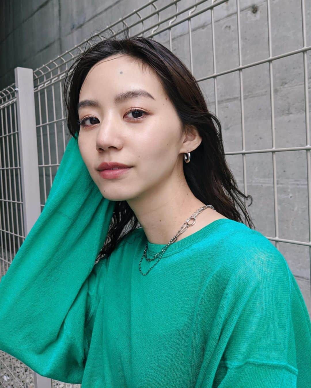 Shiho Sasakiのインスタグラム：「今週もお疲れ様でした✨ もうすぐ発売のシアーKNIT👏 持ってないGreenが気になってる🐸 chain chokerももうすぐ発売予定の🎉 シンプルなTopsに合わせると可愛いんだな❤️ #MOUSSY#MOUSSYSNAP#pixelで撮影#team_pixel#baroque_pixel」
