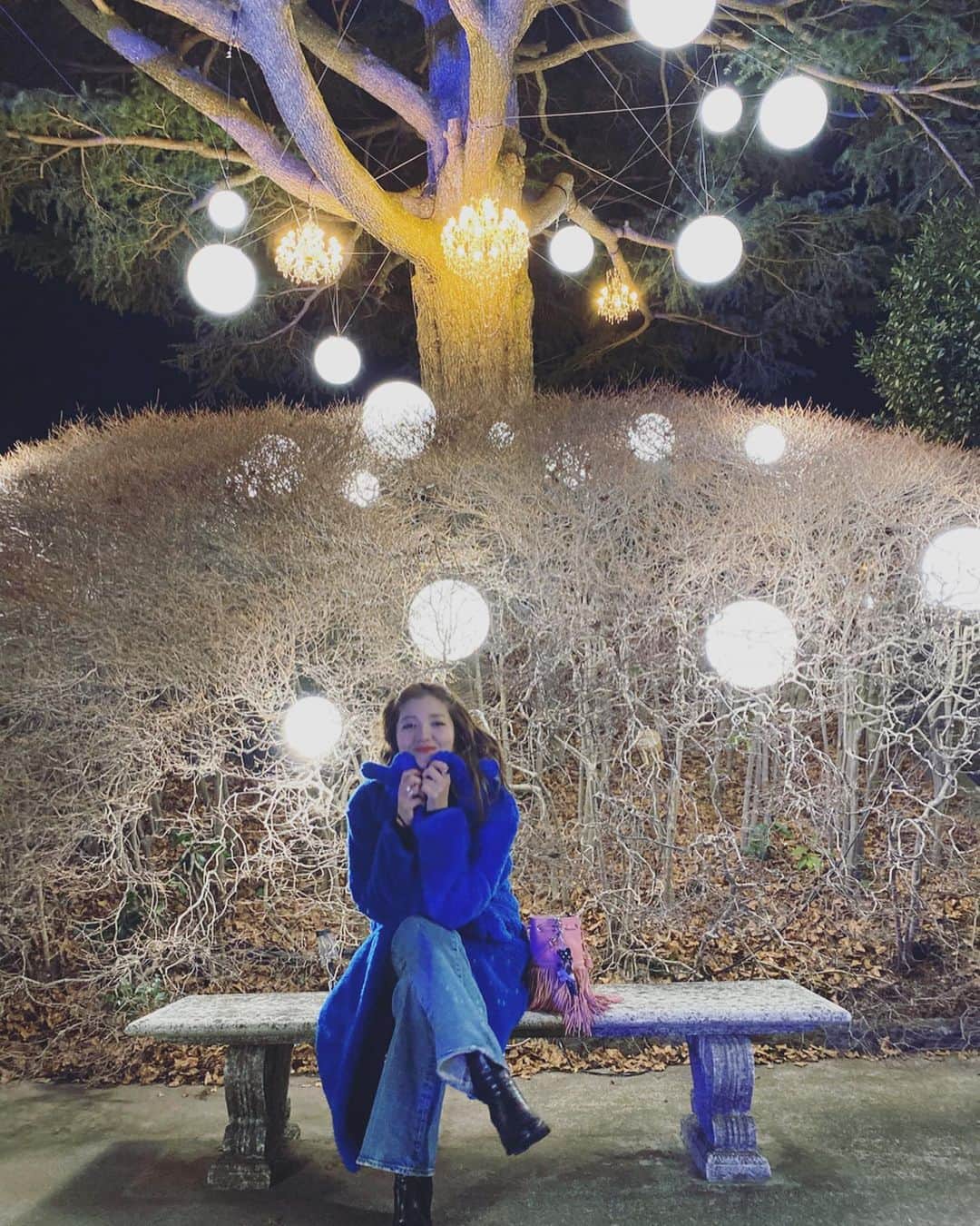 上原歩さんのインスタグラム写真 - (上原歩Instagram)「箱根の強羅公園がライトアップされるスプリングナイトガーデンのお披露目会に行ってきました💙 イルミネーションは好きだけど夜寒いしなぁなんておっくうがってしまうのだけど、、 綺麗だねーっ✨ 冬のイルミネーションは空気が澄んでて一層美しい✨ 来てみるものですね。寒さ忘れてめちゃくちゃ満喫しちゃいました♡♡ ・ 今インスタ限定で入場チケットはもちろん、箱根・強羅エリアのホテルに宿泊できちゃうキャンペーンがやっているそうなので公式アカウント　@yoruhakone.official でチェックしてみてください🕊✨ 夜8時半までやってるよ♡ ・ #love #life #pr #hakone #park  #強羅公園#スプリングナイトガーデン＃ガイドブックにない箱根#夜箱根#箱根」3月13日 21時34分 - ayumiuehara