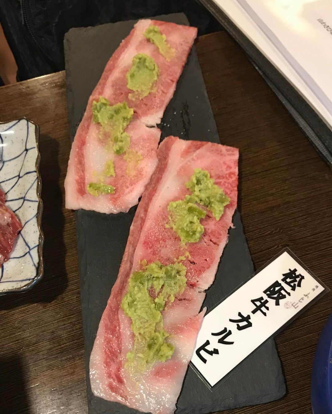 mahoさんのインスタグラム写真 - (mahoInstagram)「(*´꒳`*)🌸横にスワイプしてね👉 。 #大阪　の#旨味熟成肉専門焼肉ふじ山  @yakiniku.fujisan #焼肉　に (　≖´౪≖｀)✨ 。 0℃熟成のお肉が食べれるお店で… #焼肉 なのに胃もたれせずあっさり食べれるの❤️ 。 。 1人に一枚ずつお#肉　が食べれて種類も豊富だから お#肉　の味も楽しめ… あっさりしていて何枚でも食べれそうなぐらい🌸 。 。 種類も豊富なのに凄くリーズナブルなの🙋‍♀️ 。 。 。 #焼肉　って凄い食べた後の臭いが気になるけど… #ふじ山　@yakiniku.fujisan は全然臭いつかないし 帰りも気にせず帰れるからおススメ❤️ 。 。 。 。 。 。 。 。 #fashion#shooting#fashionmodel  #ootd#焼肉#dinner#松坂牛#ステーキ#キムチ#チョレギサラダ#美味しい#グルメ #トレーニング#gym#格闘技#fitness#パーソナルトレーニング #美容#アディクシーカラー#食べ歩き#痩身 #東京#神楽坂#梅田#南森町#三宮」3月13日 21時34分 - i.0ff1cia1._.m.ah.0