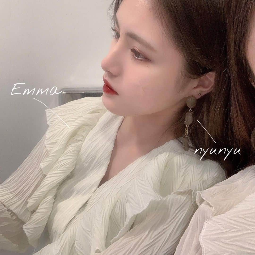 谷川聖さんのインスタグラム写真 - (谷川聖Instagram)「なんかとても女の子っぽくないです？﻿笑 ivoryのふりふりブラウス🧸♡﻿ ﻿ あんまり甘くなりすぎないように﻿ この時はシンプルにジーンズを合わせた！﻿ 全身のコーデはプロフィール下のURLから﻿  Emmaのサイトに飛ぶと見れるよ✨﻿ ﻿ ピアスは韓国買い付けの時に ［@nyu_nyu_official ］で爆買いしたの〜 最近はベージュ系の服が多いから大活躍してます☺︎﻿ なによりプチプラ！これは500円もしなかったはず😲 え、強い。﻿ ﻿ ﻿ ﻿#emma_style #ブラウスコーデ #アイボリーコーデ #ピアス#ピアス女子#韓国#韓国ファッション #韓国コーデ#韓国ショッピング #オルチャンコーデ」3月13日 21時35分 - tani1212_