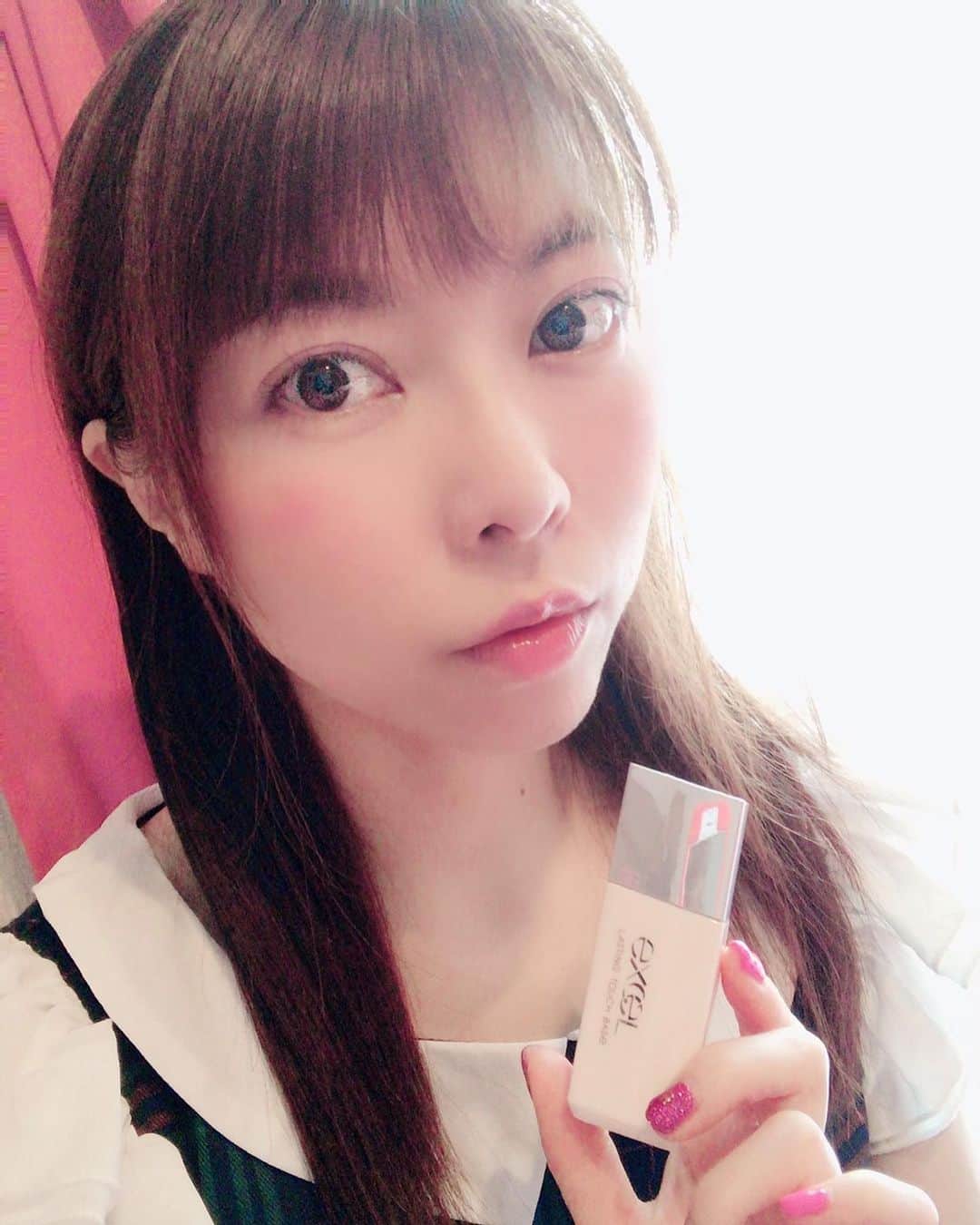 のインスタグラム：「こんばんはぁ(o^^o)❤️サナ エクセル ラスティングタッチベース EMと、  サナ エクセル ラスティングタッチベース SS をメイクに使ってるよーぉ❤️ @excelmake  毛穴カバーしながらトーンアップ 光を味方にし、毛穴の見えないなめらかな肌に仕上げてくれますねー！ . .  MIYAはベースメイクにちょっぴりツヤ感を取り入れるようにしているので、まさにこれは欲しかった2アイテム❤️ とても伸びの良いテクスチャーで、皮脂を抑えてくれる感じかなっ。 . .  SPF32 PA＋＋＋だし、スキンケア感覚でまとう美容液効果も嬉しいー！！ 急いでいても、少しの時間でばっちりベースができるので助かってまーす！💓💓 . .  サナ エクセル ラスティングタッチベース EMは、乾燥も防いでくれるみたいですね(^ ^) おすすめだから、checkしてみて欲しいかも(o^^o)  #エクセル #エクセルメイク #エクセルラスティングタッチベース #excelmake #マイベストコスメ #コスメ #今日のメイク #化粧下地 #cosmetics #美容垢 #ラスティングタッチベース #常盤薬品工業 #PR #コスメ好き #美容 #コスメマニア #コスメ #コスメ大好き #メイクアップ #ベースメイク #美容好き #美容マニア #旅インスタグラマー #インスタグラマー #美容マニア」