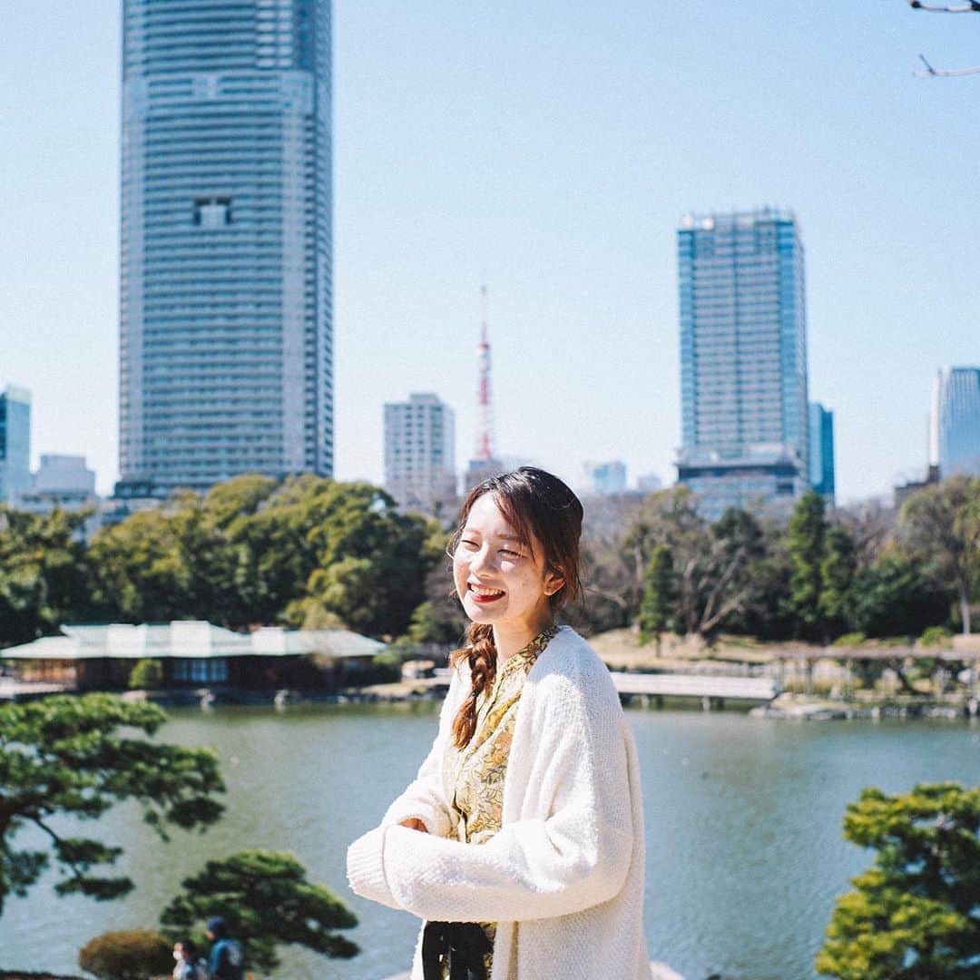 Naokoのインスタグラム：「【ウォーターズ竹芝】がいよいよこの春4月より先行開業します！  ホテルにショピングなどなど、楽しめる複合施設が東京都港区竹芝エリアに新しく誕生します。それに合わせて全 4回で私の思う竹芝エリアの魅力をお届けします。  1回目は浜離宮庭園。庭園に隣接するウォーターズ竹芝。都会の真ん中にあるオアシス。都会のビル群と和の庭園とのコントラストが大好きなんです。ニューヨークのセントラル・パークに行った時も浜離宮庭園を思い出しました。四季折々の花や樹木が丁寧に育てられていて歩いていてとても楽しい公園です。和を感じられる庭園か心地よくてフラッとお散歩するにもおすすめです。水辺も多く水鳥を眺めていても癒されます。この春、ぜひ訪れてみてください。  model: @candy28042  @waters_takeshiba  #竹芝#竹芝エリア#港区 #浜離宮庭園#散歩#ビル群#水辺　 #tokyo #minatoku #takeshiba #waterstakeshiba #PR」