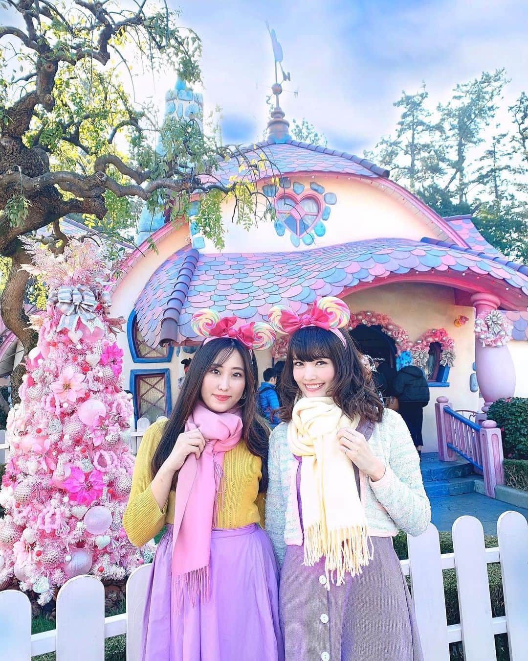 浅井麻里さんのインスタグラム写真 - (浅井麻里Instagram)「🍭🍭﻿ ﻿ 今日も早朝からTVCM撮影に 参加させていただいてきました🎬﻿💕 ﻿最近特に、CMとかドラマとか再現VTRとか 映像のお仕事が多めで嬉しい🎵﻿ (静止画の撮影ももちろん好きだけどね！) ﻿ ﻿ こんな情勢でお仕事の変動が﻿ ものすごく激しくて スケジュール管理大変だけど、﻿ いただけることがありがたや❤️☺️﻿ ﻿ ﻿ #ディズニーランド#ディズニー#ディズニーコーデ#パステルコーデ#ミニー#トゥーンタウン#ミニーの家#tokyodisneyresort#tokyodisneyland#disneyland」3月13日 21時42分 - mari_asai_625