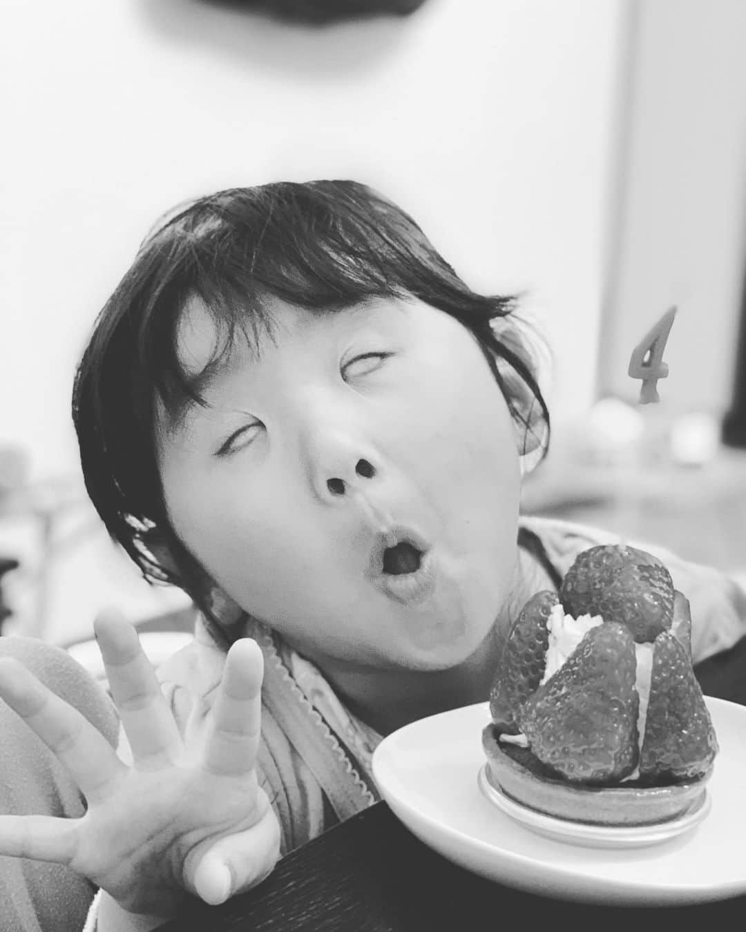 田中幸さんのインスタグラム写真 - (田中幸Instagram)「なるべく で、いいから 可愛めに育ってね♡  #大きくなったら #虹色のアイドル #になりたいらしい #age4」3月13日 21時54分 - sachitanaka