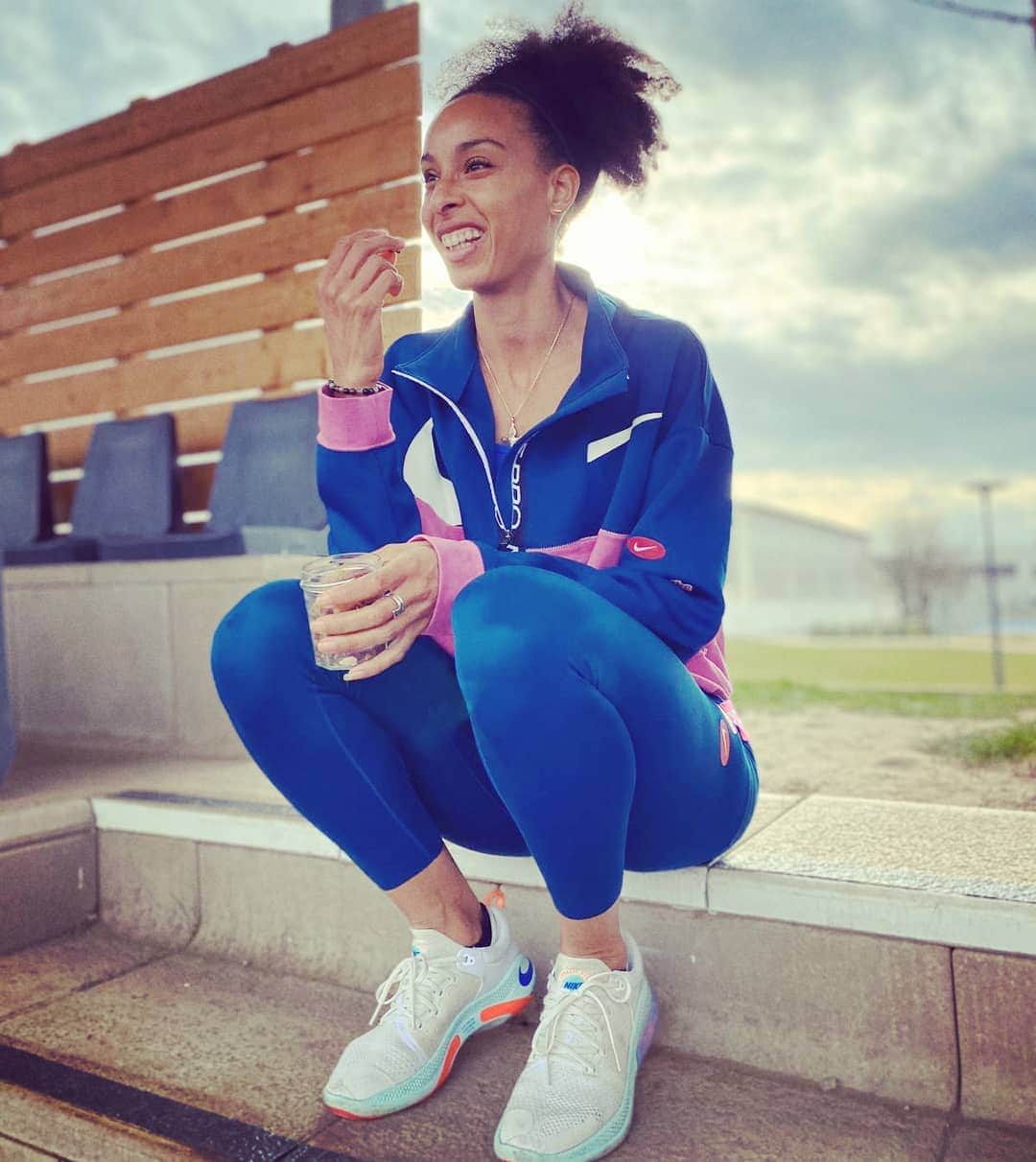 Elea Mariama DIARRAのインスタグラム：「Moment trouble pour le milieu sportif, mais on garde le sourire. . . Force à tous les sportifs touchés. Faire du sport de haut niveau, c'est aussi développer de la ressource et une grande capacité d'adaptation, il est temps de s'en servir les gars ! 💪🏽🤞🏽. . . Pour vous remonter le moral et se changer les idées, je vous annonce un petit concours @markal_bio la semaine prochaine. 🍀 (sur Instagram) . . #staytuned #markalapprouve」
