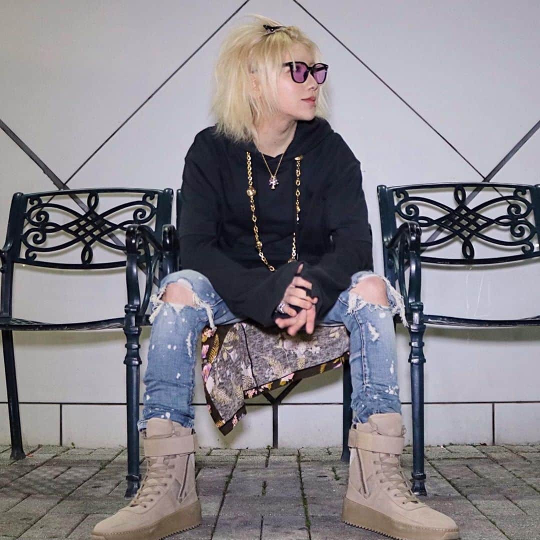 マシロンケーキのインスタグラム：「. 黒とデニムの合わせ方が1番好きだったりもする📸 .  #vetements#fearofgod#hermes#chanel#chromehearts#louisvuitton#hermes#ifsixwasnine#christianlouboutin#マシロンケーキ#fashion#ハッシュタグ整理したら投稿ごと消えた」