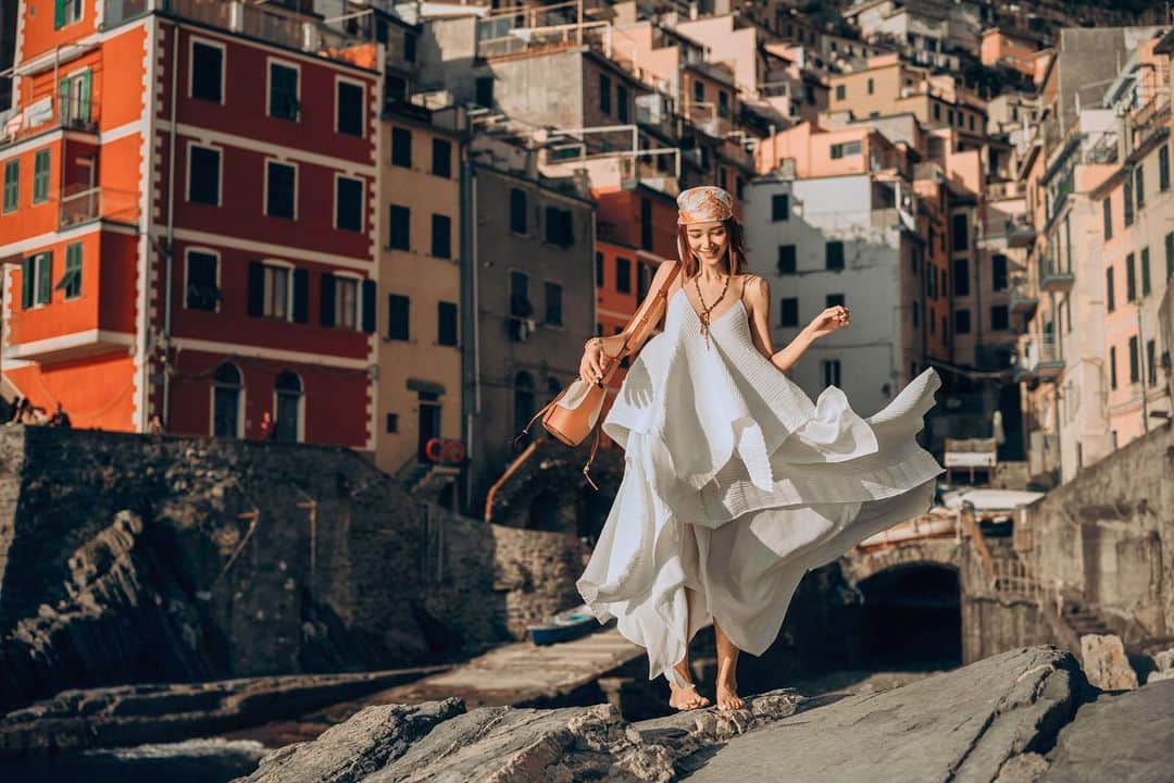 Elva Niさんのインスタグラム写真 - (Elva NiInstagram)「My latest travel vlog is on youtube now 🎥  Cinque Terre has always been on my travel list. Five beautiful sea side villages with colourful houses, vineyards, harbours are filled with fishing boats. Even though we didn’t have enough time to visit all the villages, 3 villages in 2 days is very enough for us. We enjoyed it a lot 😊 It has been almost a month since we travelled there. Fortunately everybody is safe and healthy back. Hope you will enjoy my video and mark down all the good picture spots 😉  Link in Bio  #travelwithelva  #cinqueterre  #riomaggiore 📸 @zheng_photo #elvaootd」3月13日 22時04分 - misselvani
