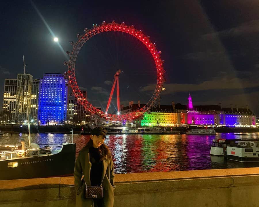 大谷由佳のインスタグラム：「しゅんさくとロンドンで遊んだ時楽しすぎたなあって懐古しながらお散歩🎡🌈 @_______s_h__n_  次来るときにはビッグベンの工事終わってて欲しいな😌 #london #londoneye #bigben #england #🇬🇧」