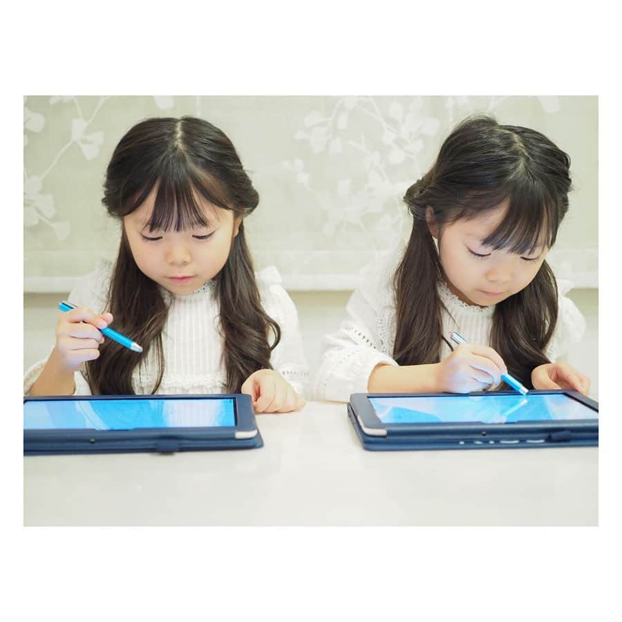Yukiさんのインスタグラム写真 - (YukiInstagram)「おうちでゆっくり過ごす時間が増えたので、双子ちゃんは @risu_pr を始めました(^^) 双子って、競い合って勉強を進めるので、びっくりする程の集中力でどんどん解いていきました👀💕 問題を解き終わる時間に差があっても、 2人とも同じ点数をとることが多くでそこにもびっくり👀💕 この調子で何事にも2人で高め合っていってほしいなぁと思いました(o^^o)  #RISU #算数 #タブレット #タブレット教材 #タブレット学習 #子育て  #先取り #通信教育  #通信教材 #学習習慣  #教育 #PR」3月13日 22時19分 - yukikuu96