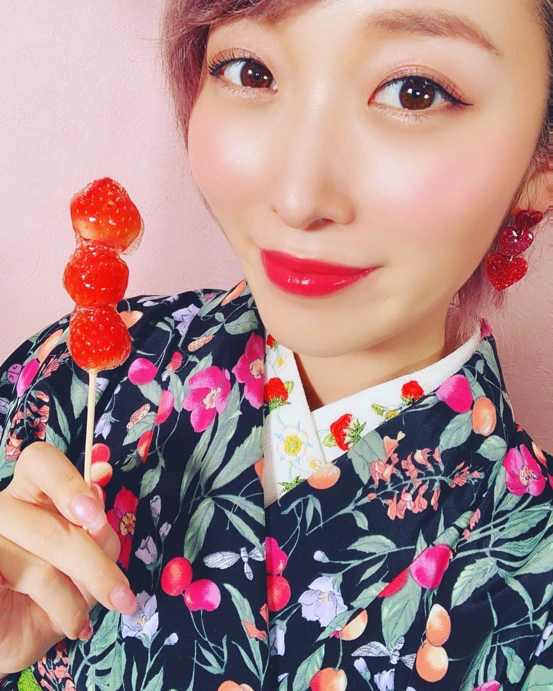 くまみきのインスタグラム：「いちご飴作りだからいちごの半衿でコーデした🍓🍓🍓 このご時世でお出かけの機会も減ってるのでおうちで着て楽しんでる！笑  #着物コーディネート #着物コーデ #着物 #きもの #kimono  #着物女子 #kimonostyle #kimonofashion #japanesekimono #いちご飴 #フルーツ飴 #strawberrycandy」