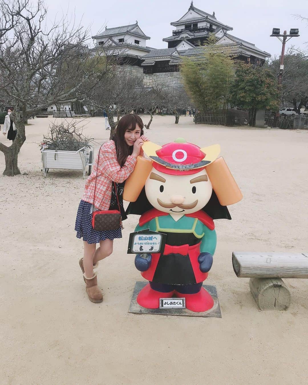 のインスタグラム：「#愛媛県 #松山観光 #松山城 #🏯 ﻿ ﻿ ﻿ よしあき君可愛いーっ💕💕﻿ ・﻿ ・﻿ #インスタ映え #インスタグラマー #旅スタグラム #ゆるキャラ #可愛い #よしあきくん #仲良し #ラブラブ #オシャレ女子 #オシャレな人と繋がりたい #ルイヴィトン #エイミーイストワール #モデル #被写体になります #カメラマンさんと繋がりたい #いいね返しは絶対 #instagood #instatrip #japantravel #lgbt #model #ootd #transgender #me #happybirthday」