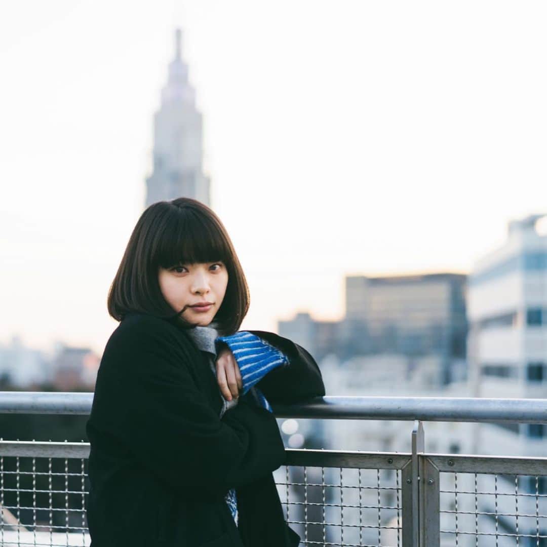 岸井ゆきののインスタグラム：「暖冬と花粉症のせいで春が前倒しで来た気がしてたけど、 １月にはちゃんと雪が降って、 嬉しかったけど積雪すると現場も困るので、積もりそうもない雪に積もるなよと念押し ホッカイロ10個くらい貼ってインナーにインナーを重ねたり すごくあったかくてそれでいてぜんぜん冷めない湯たんぽみたいなの、貸してもらったり ちゃんと冬を感じたのであった☃️☃️ その現場のときに撮っていただいた写真。 バタバタしてたし、空の色も変わっちゃうから急いで撮って、たのしかった思い出です☺️💐 その作品の内容はまだ言えないけど、映画ですね🎬  で、今はもう三月だから春だねえ。 今は『浦安鉄筋家族』というドラマを撮っています。 少年のように走ったり、子供のように大きな声を出してます！！ 花粉は飛んでるけど、さむかったりあたたかったり。千葉浦安。  突き破ってきてやっと気づいたけど、親知らずがいました！抜いた！」